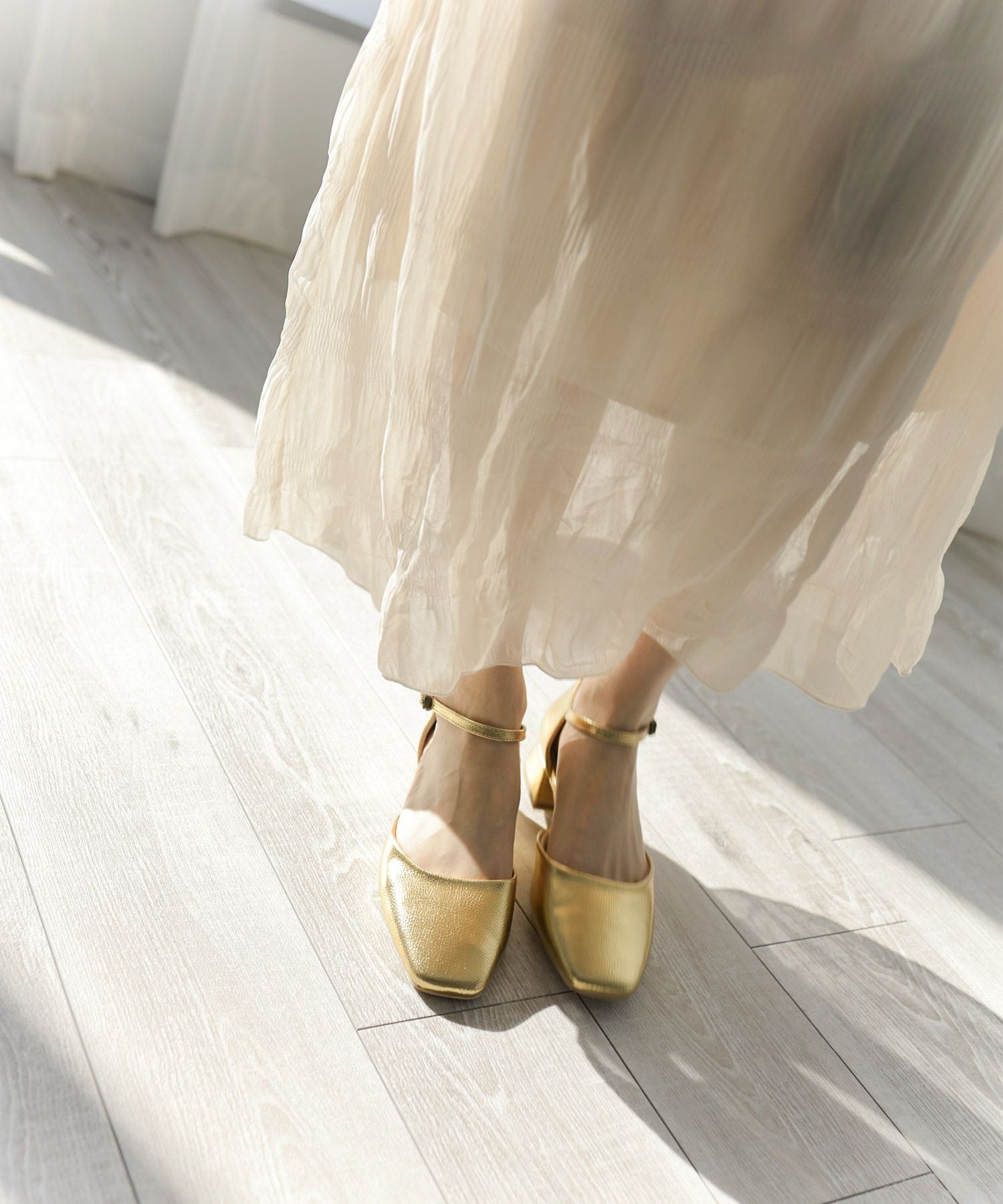 スクエアトゥアンクルストラップローヒールパンプス