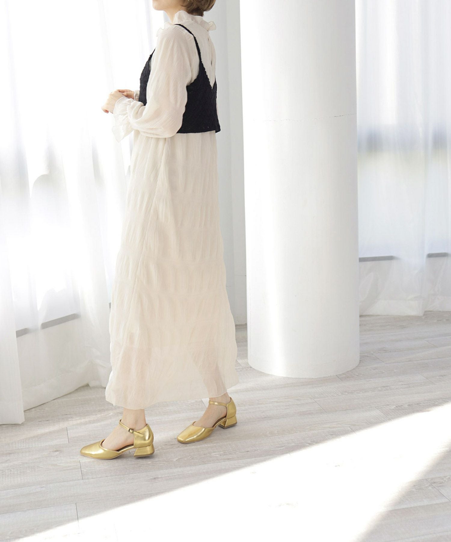 スクエアトゥアンクルストラップローヒールパンプス