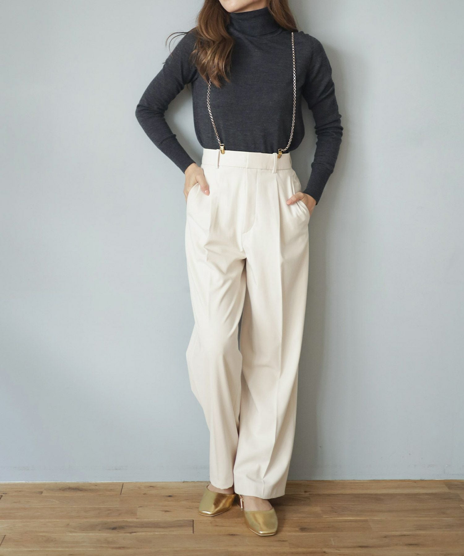 スクエアトゥアンクルストラップローヒールパンプス