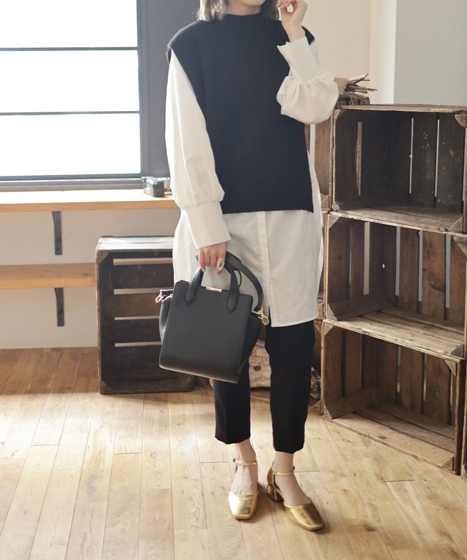 スクエアトゥアンクルストラップローヒールパンプス