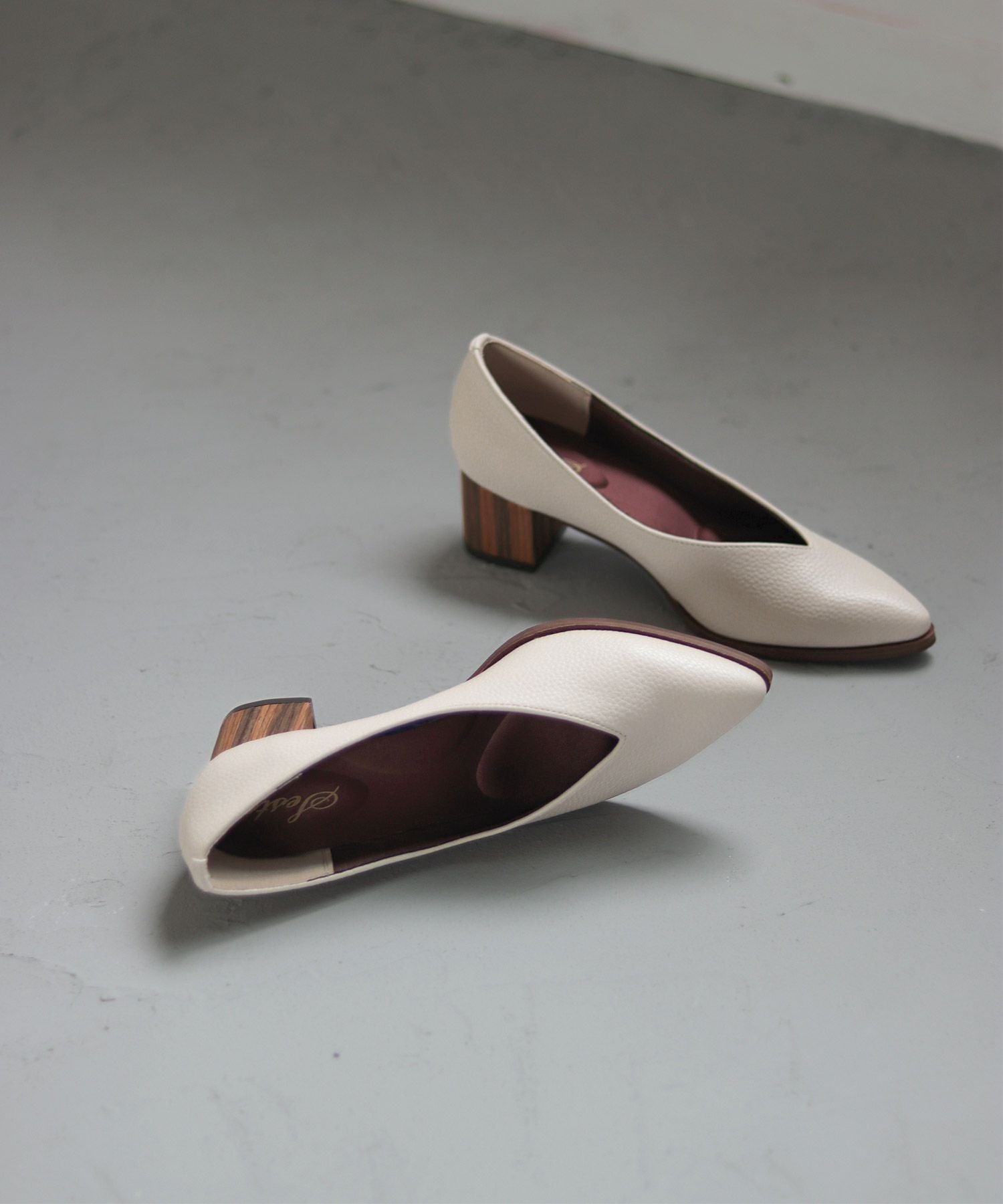 革ピース×ウッドヒールのポインテッドトゥパンプス▲返品交換不可