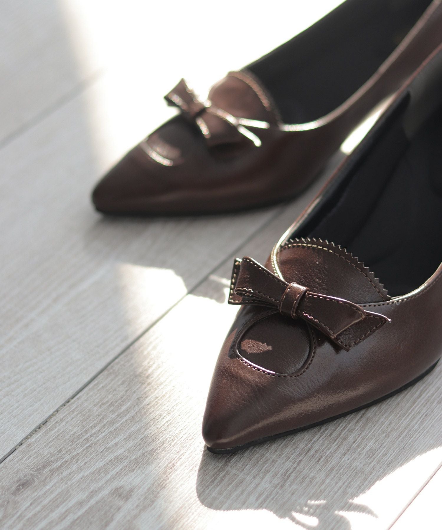 リボン付きキトゥンヒールクラシカルパンプス