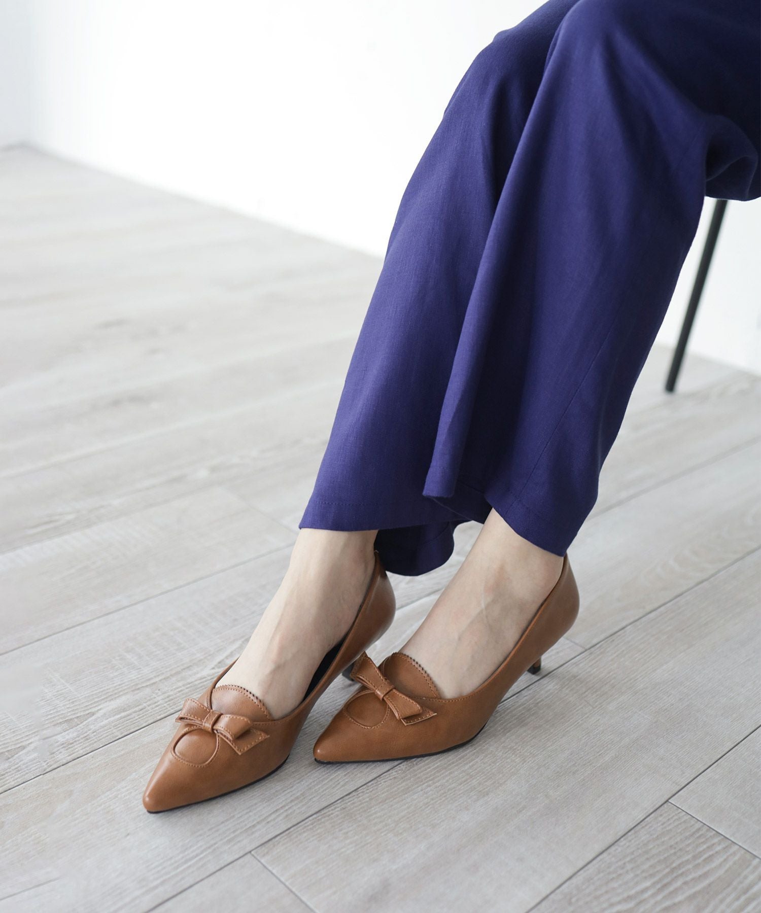 リボン付きキトゥンヒールクラシカルパンプス