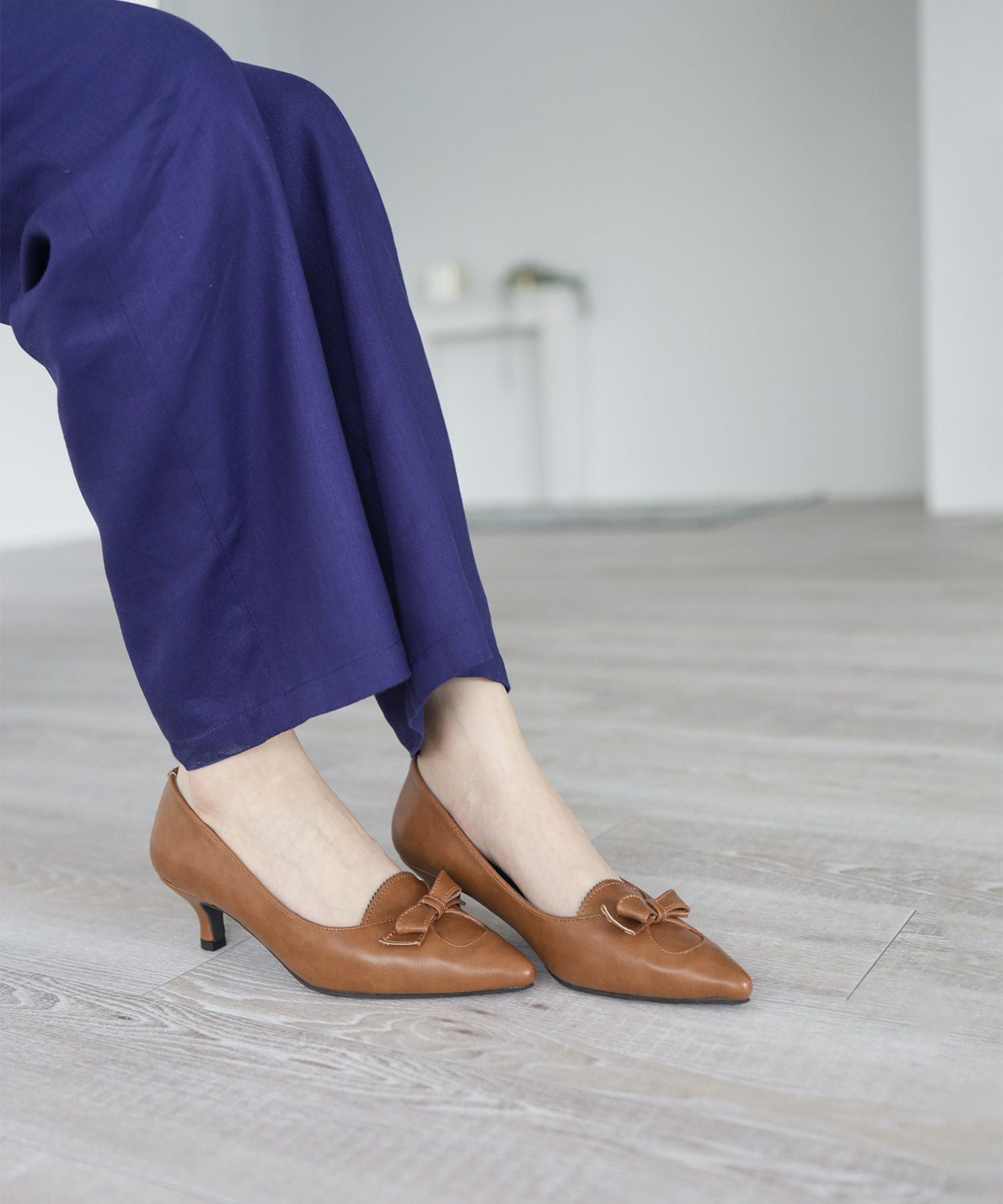 リボン付きキトゥンヒールクラシカルパンプス