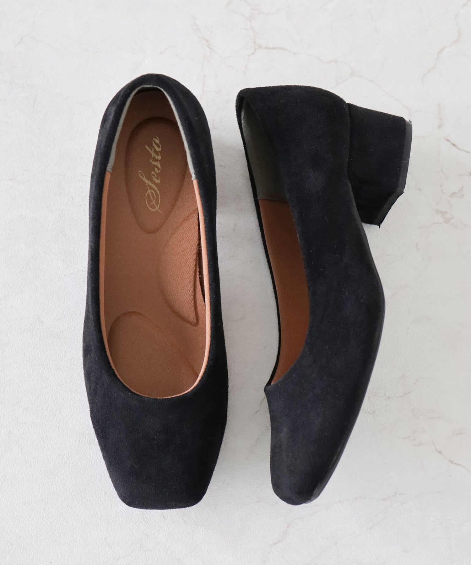 スクエアトゥミドルヒールパンプス