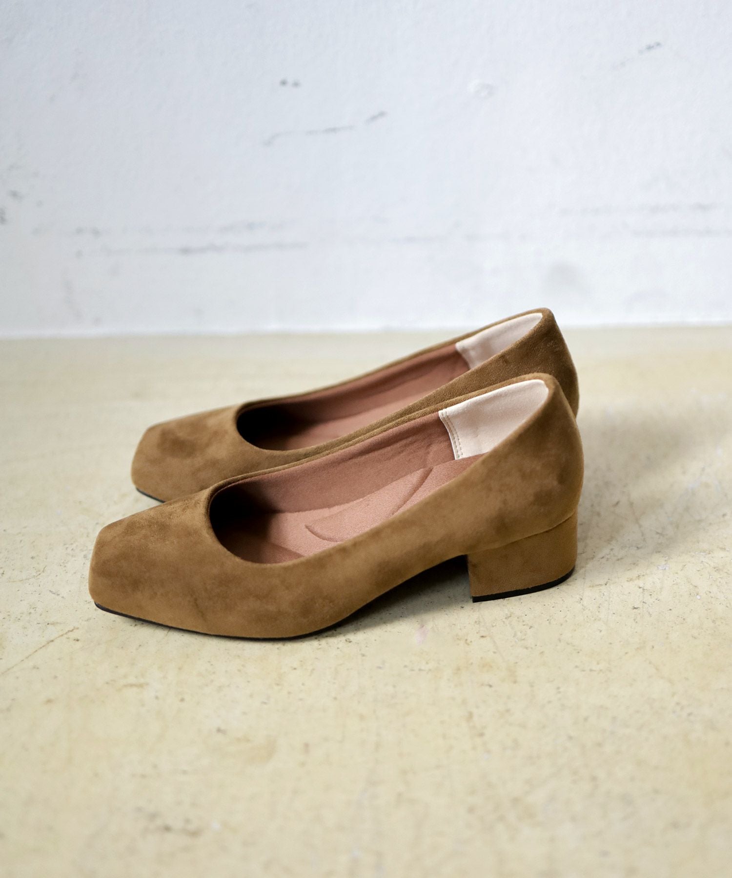 スクエアトゥミドルヒールパンプス