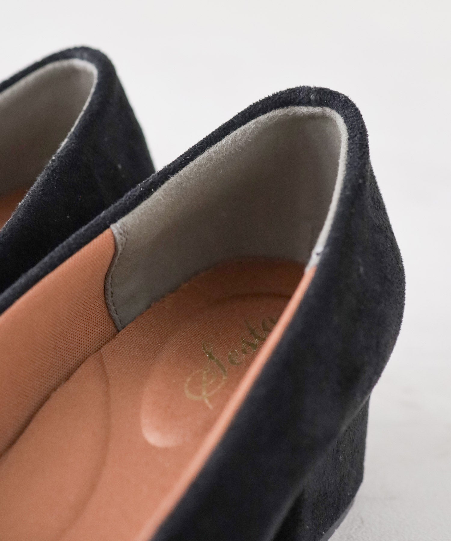 スクエアトゥミドルヒールパンプス