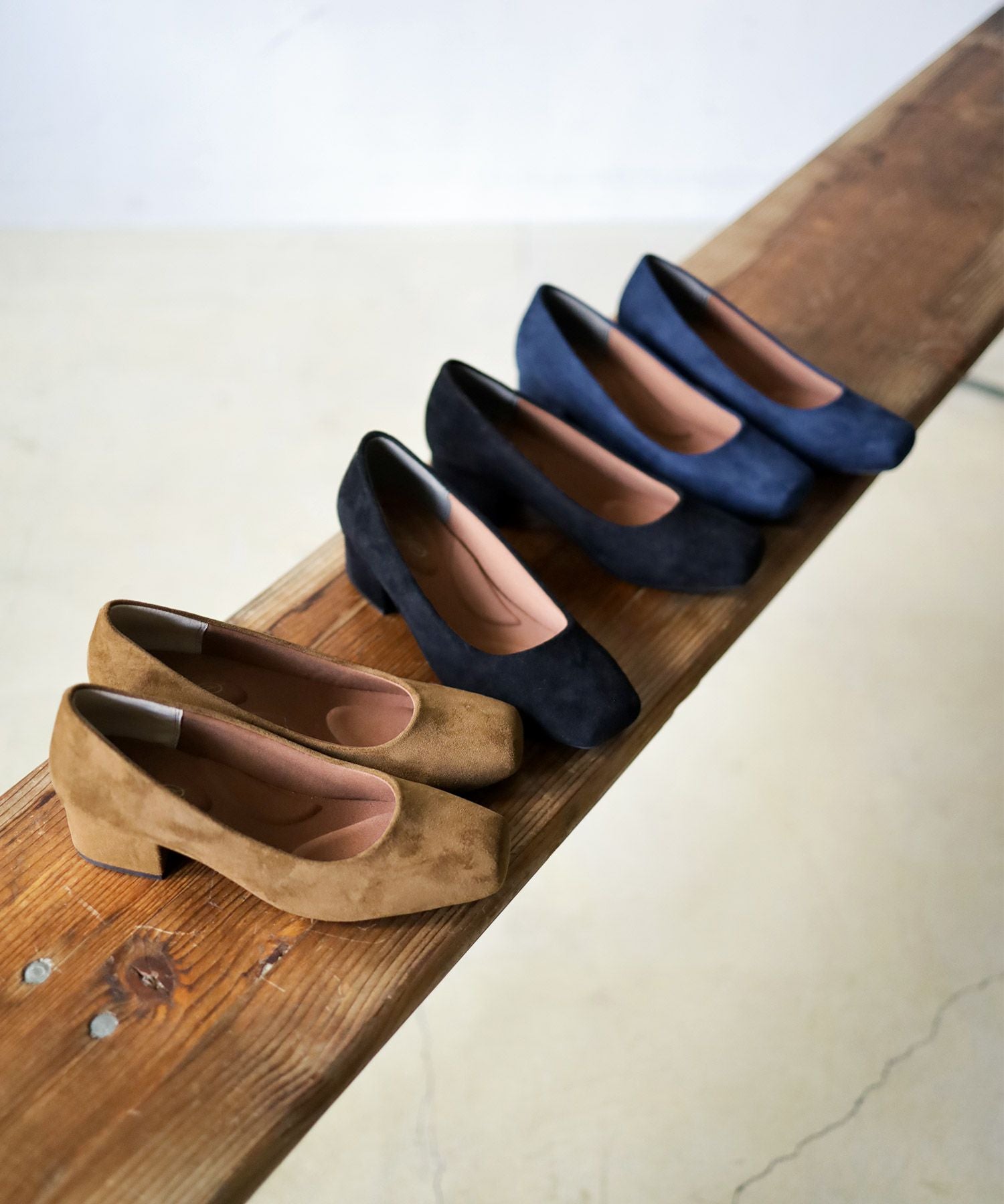 スクエアトゥミドルヒールパンプス