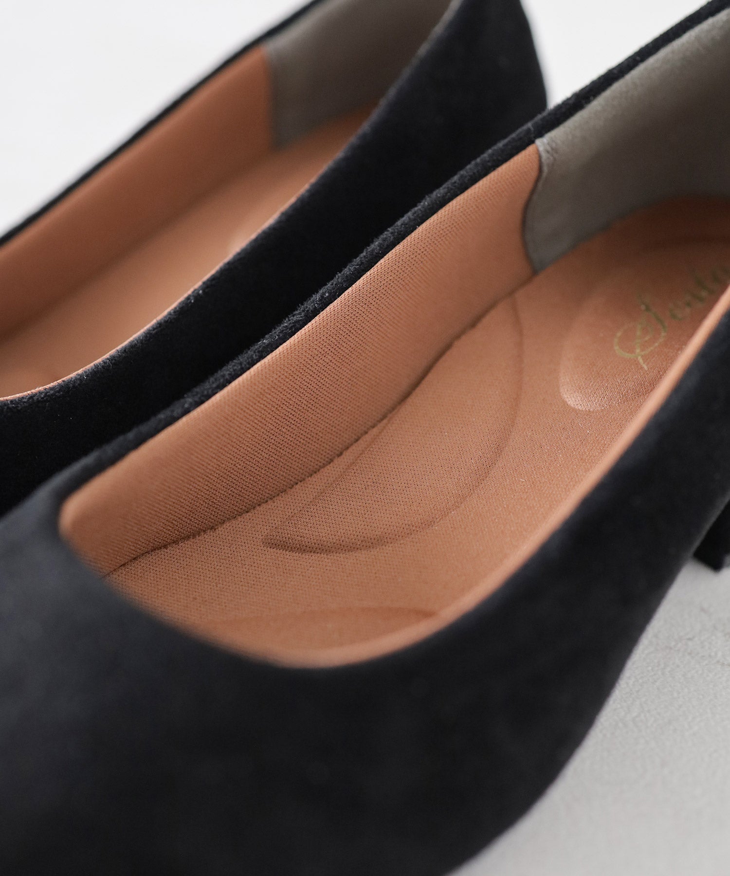 スクエアトゥミドルヒールパンプス