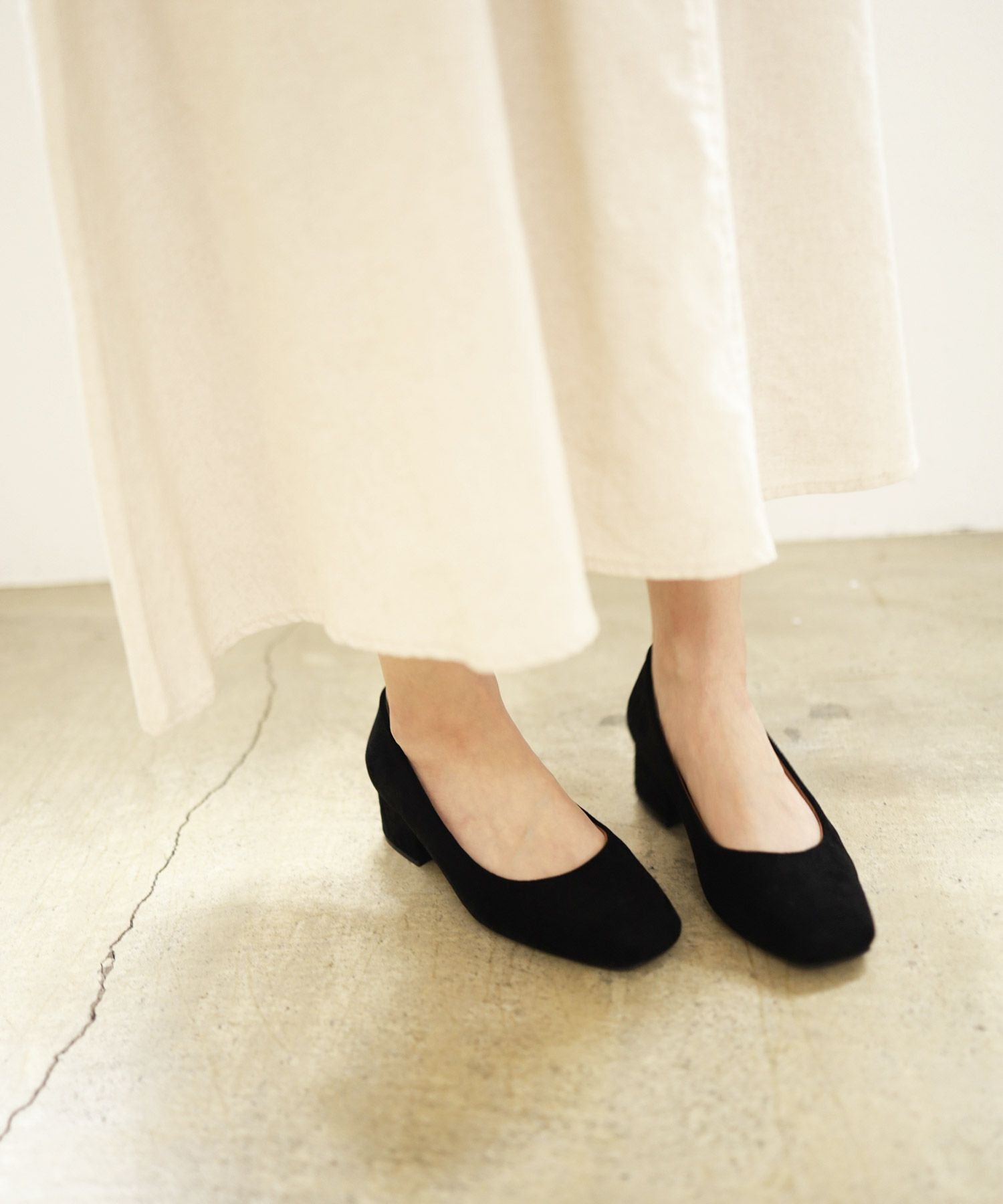 スクエアトゥミドルヒールパンプス