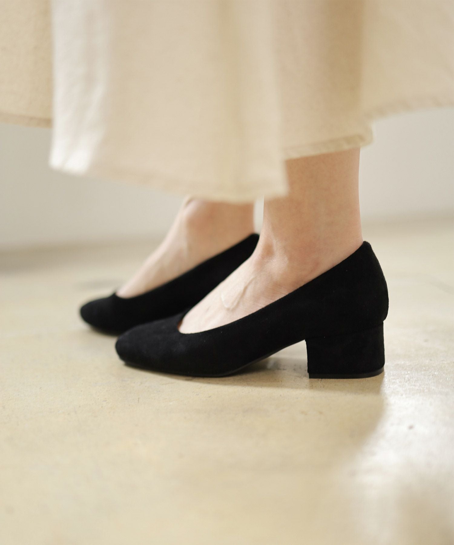 スクエアトゥミドルヒールパンプス