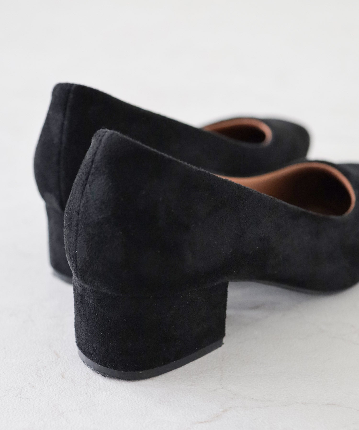 スクエアトゥミドルヒールパンプス