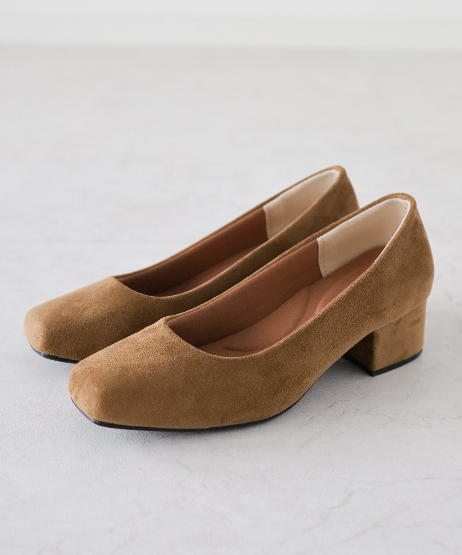 スクエアトゥミドルヒールパンプス