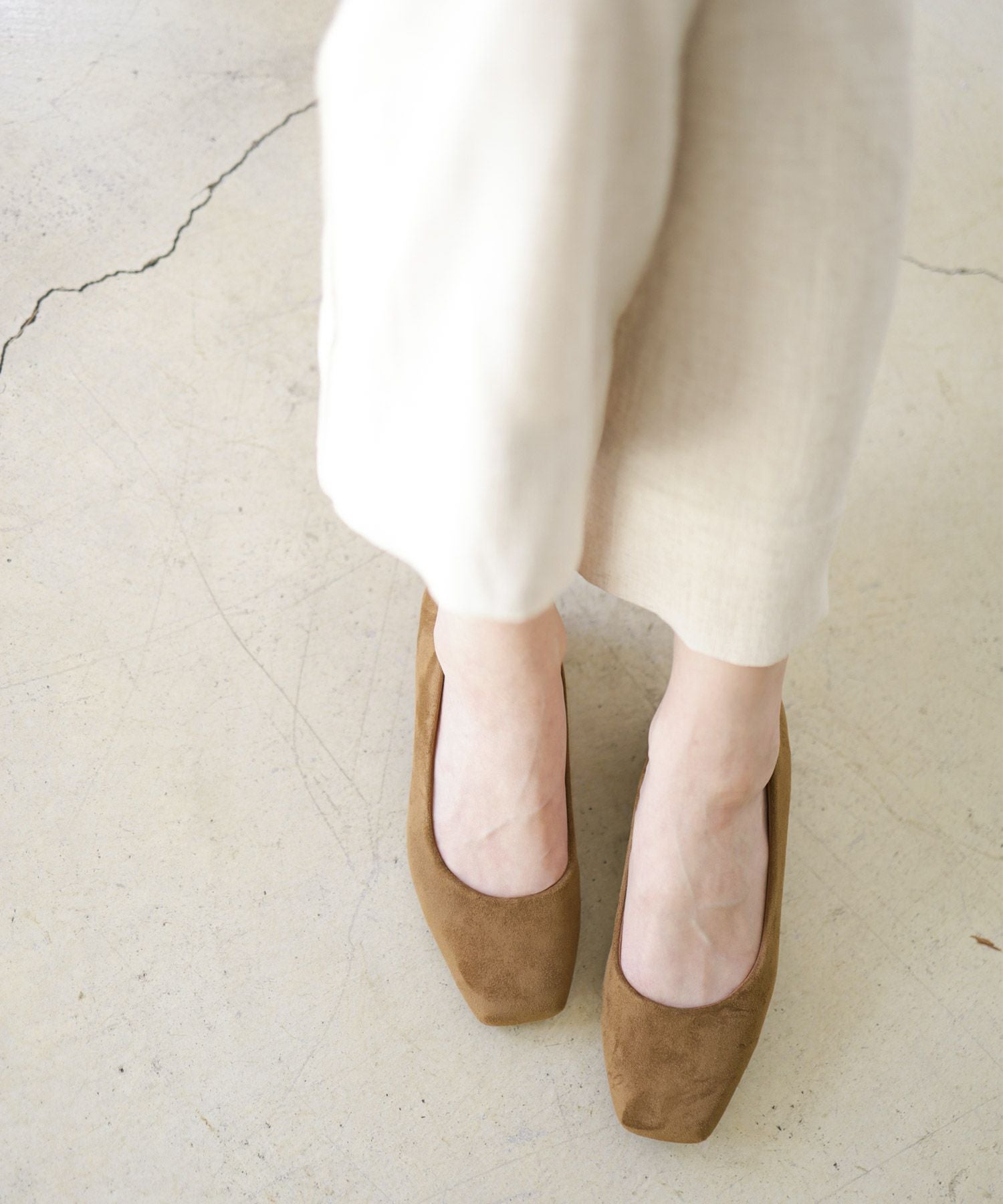 スクエアトゥミドルヒールパンプス