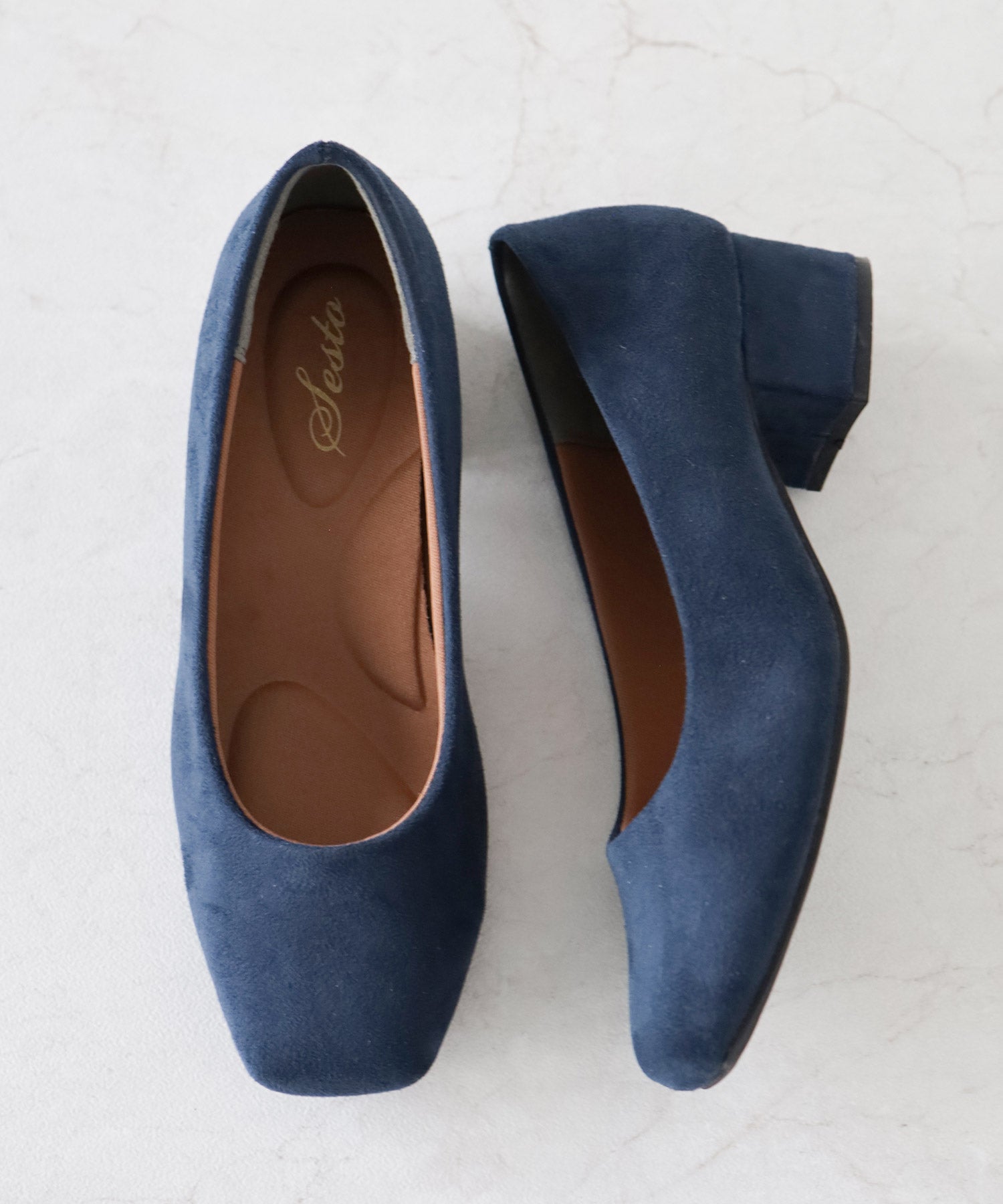 スクエアトゥミドルヒールパンプス