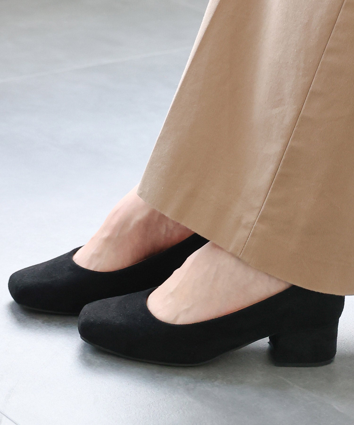 スクエアトゥミドルヒールパンプス