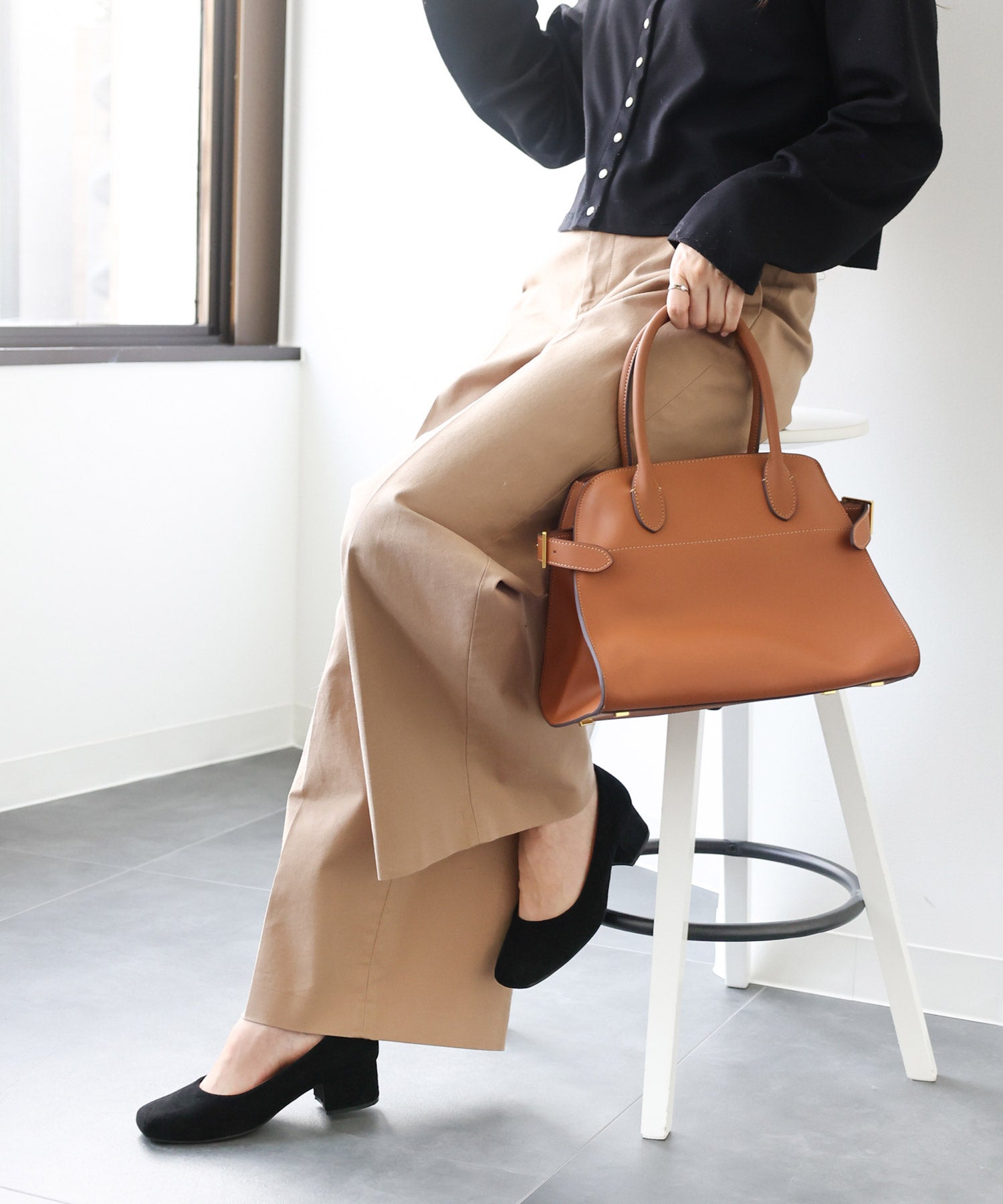 スクエアトゥミドルヒールパンプス