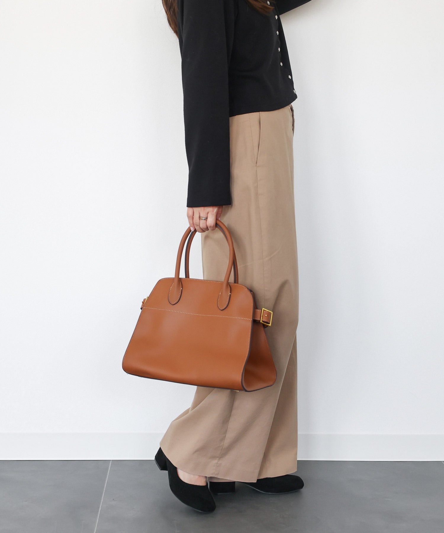 スクエアトゥミドルヒールパンプス