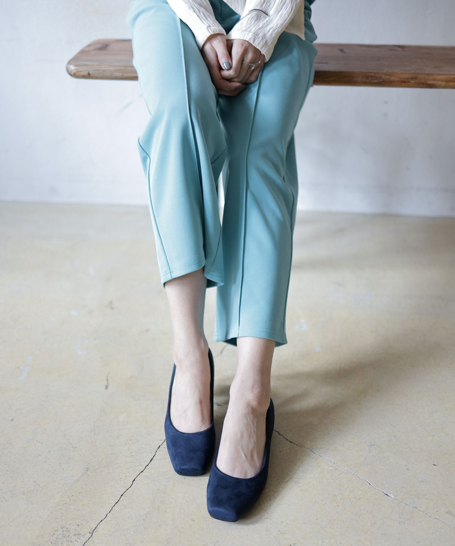 スクエアトゥミドルヒールパンプス