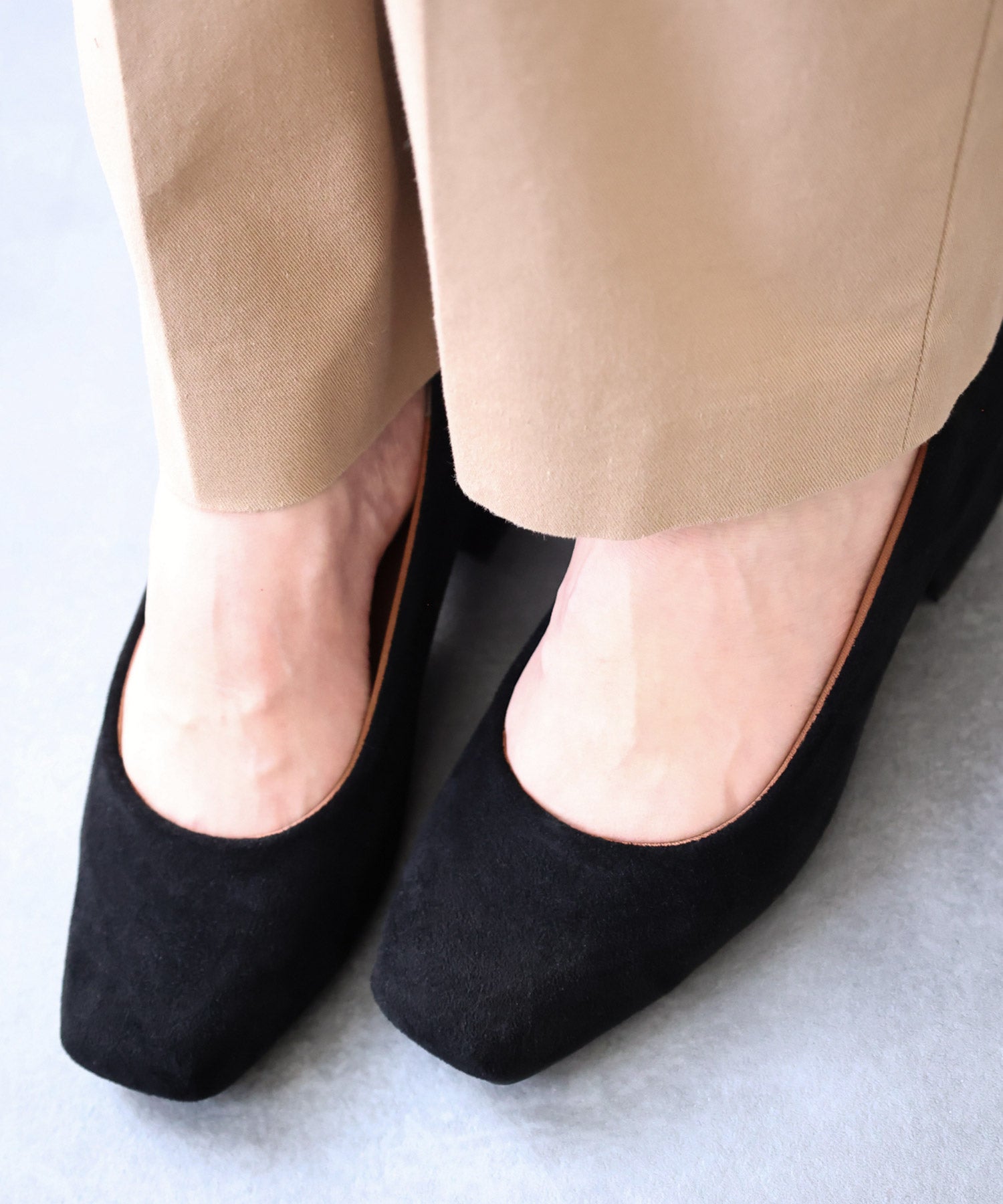 スクエアトゥミドルヒールパンプス