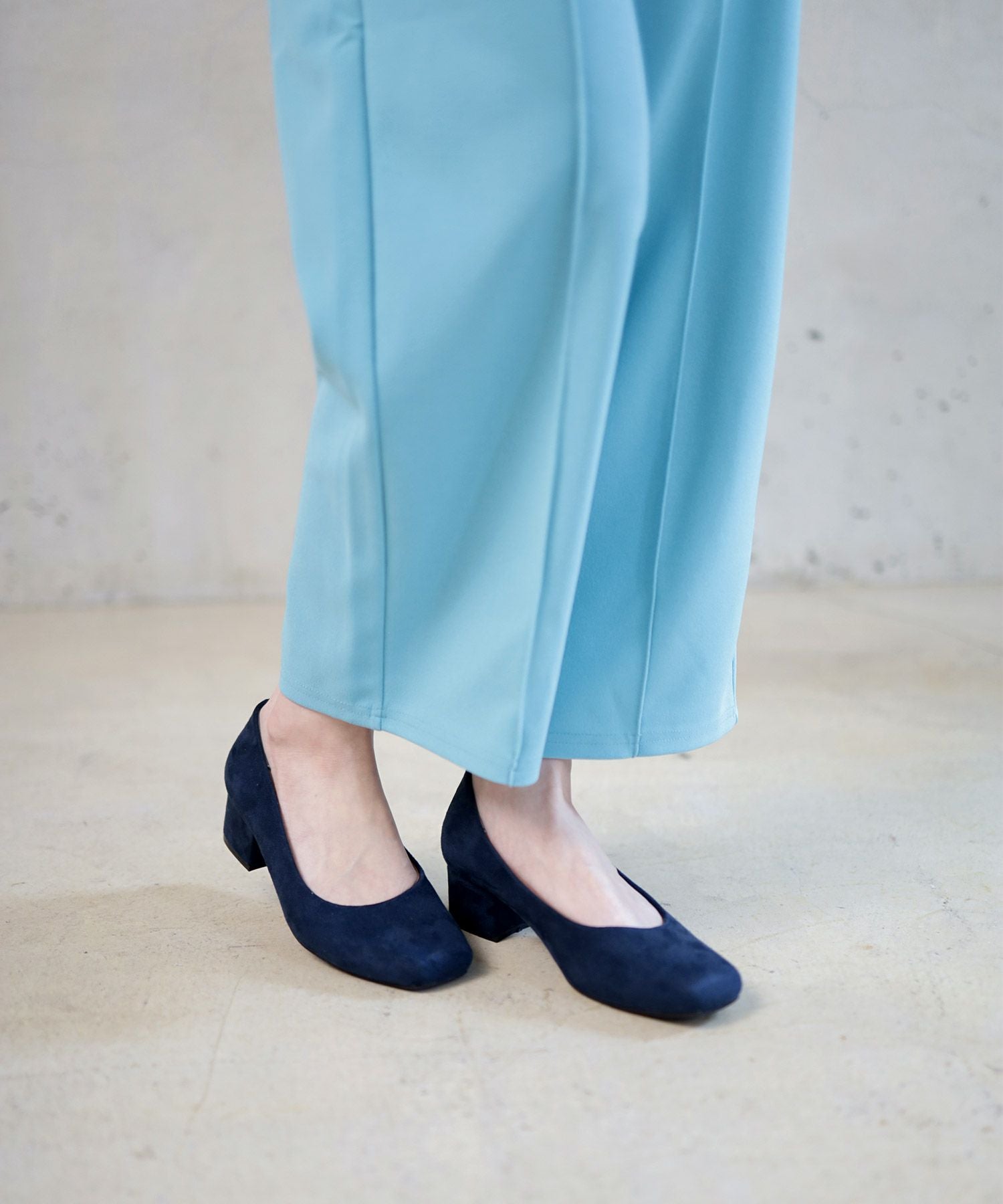 スクエアトゥミドルヒールパンプス