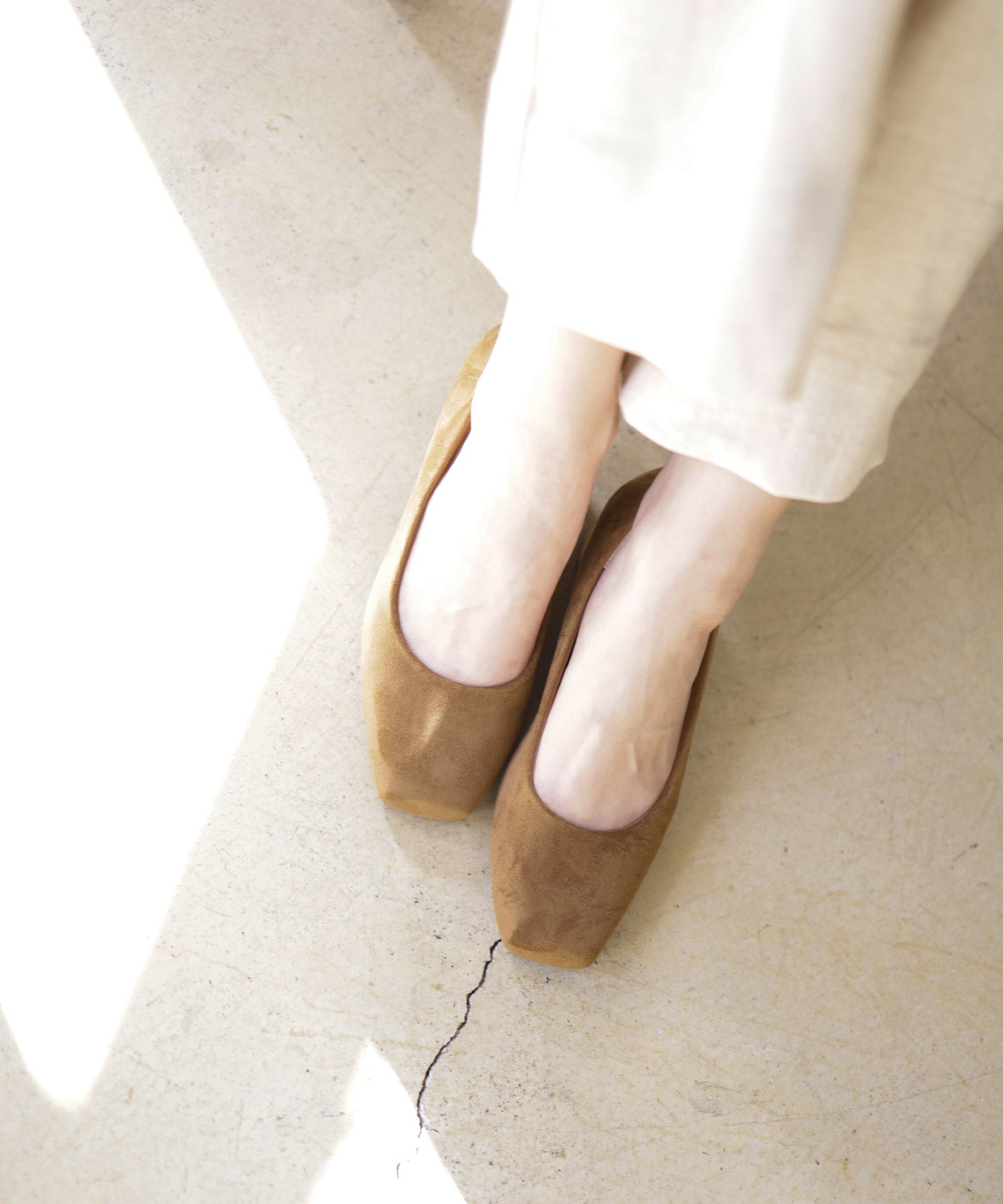 スクエアトゥミドルヒールパンプス