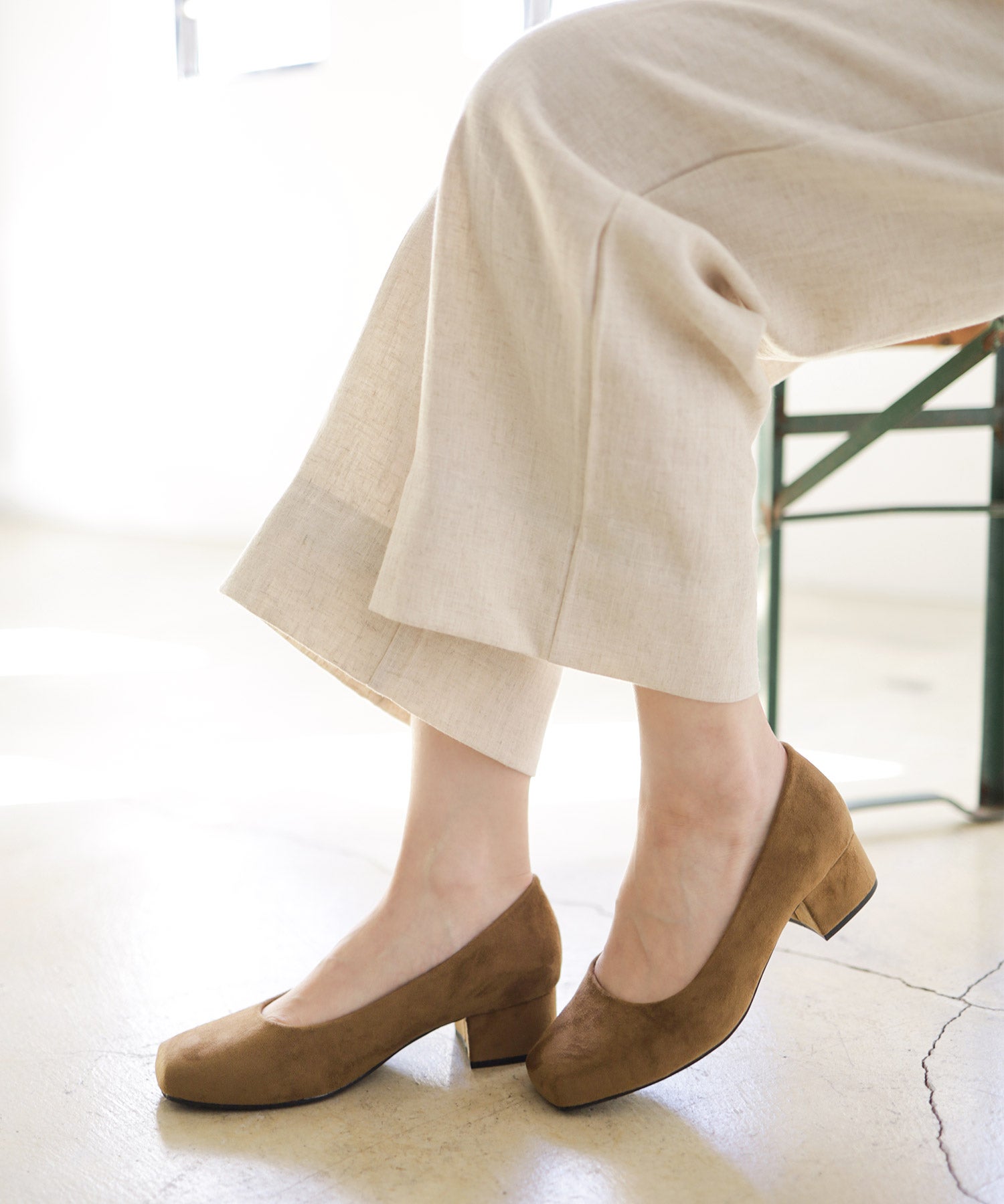 スクエアトゥミドルヒールパンプス