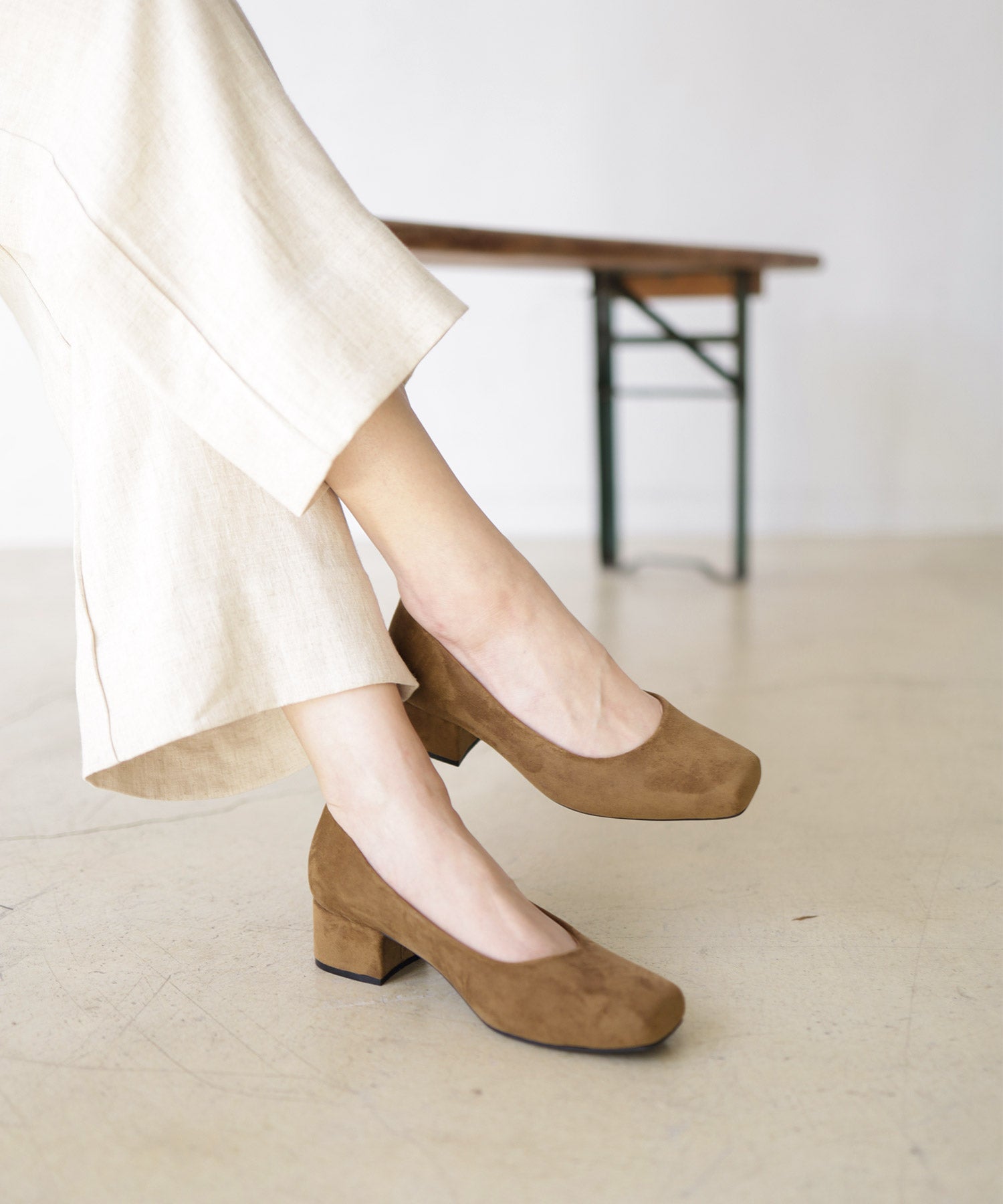 スクエアトゥミドルヒールパンプス