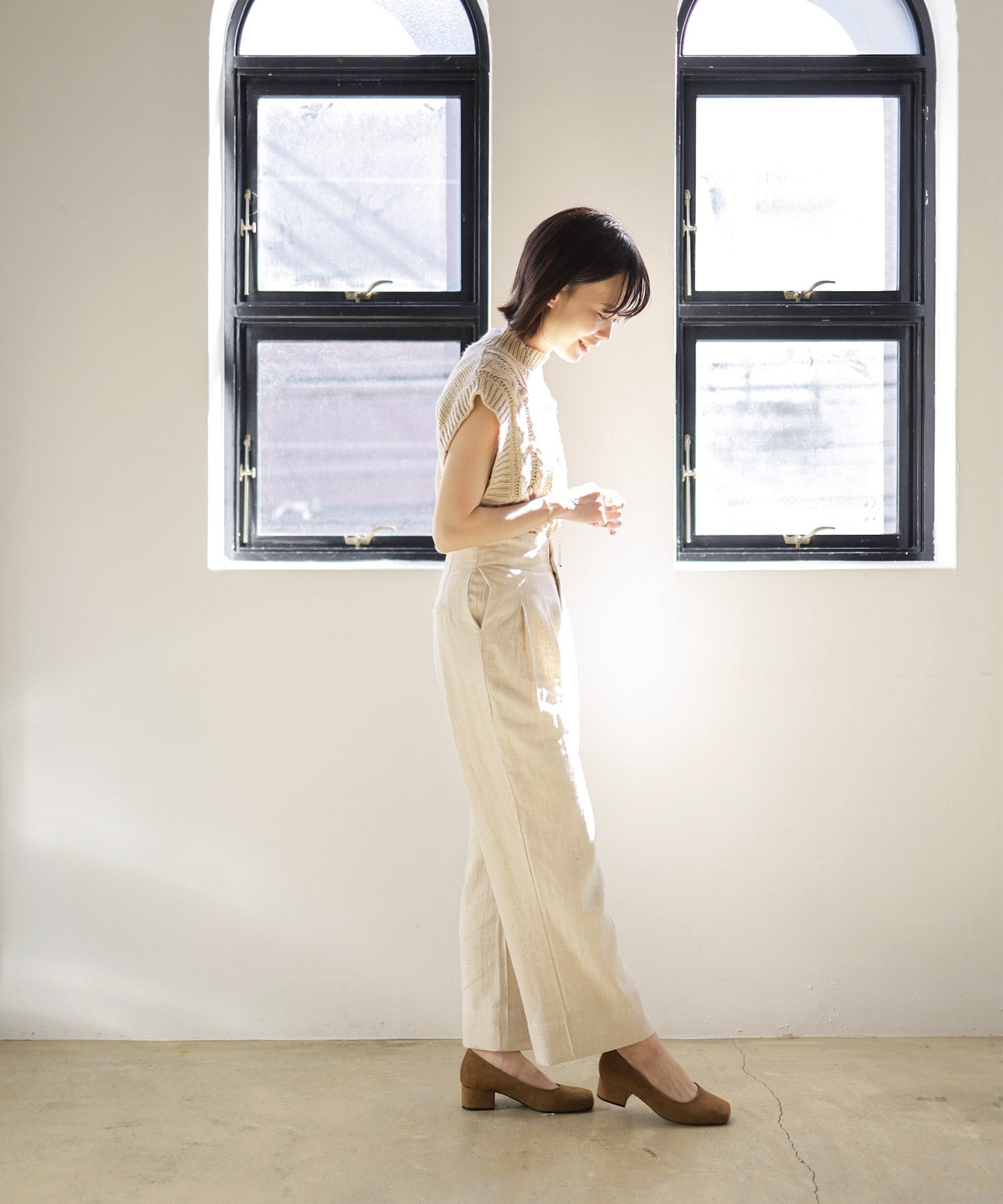 スクエアトゥミドルヒールパンプス