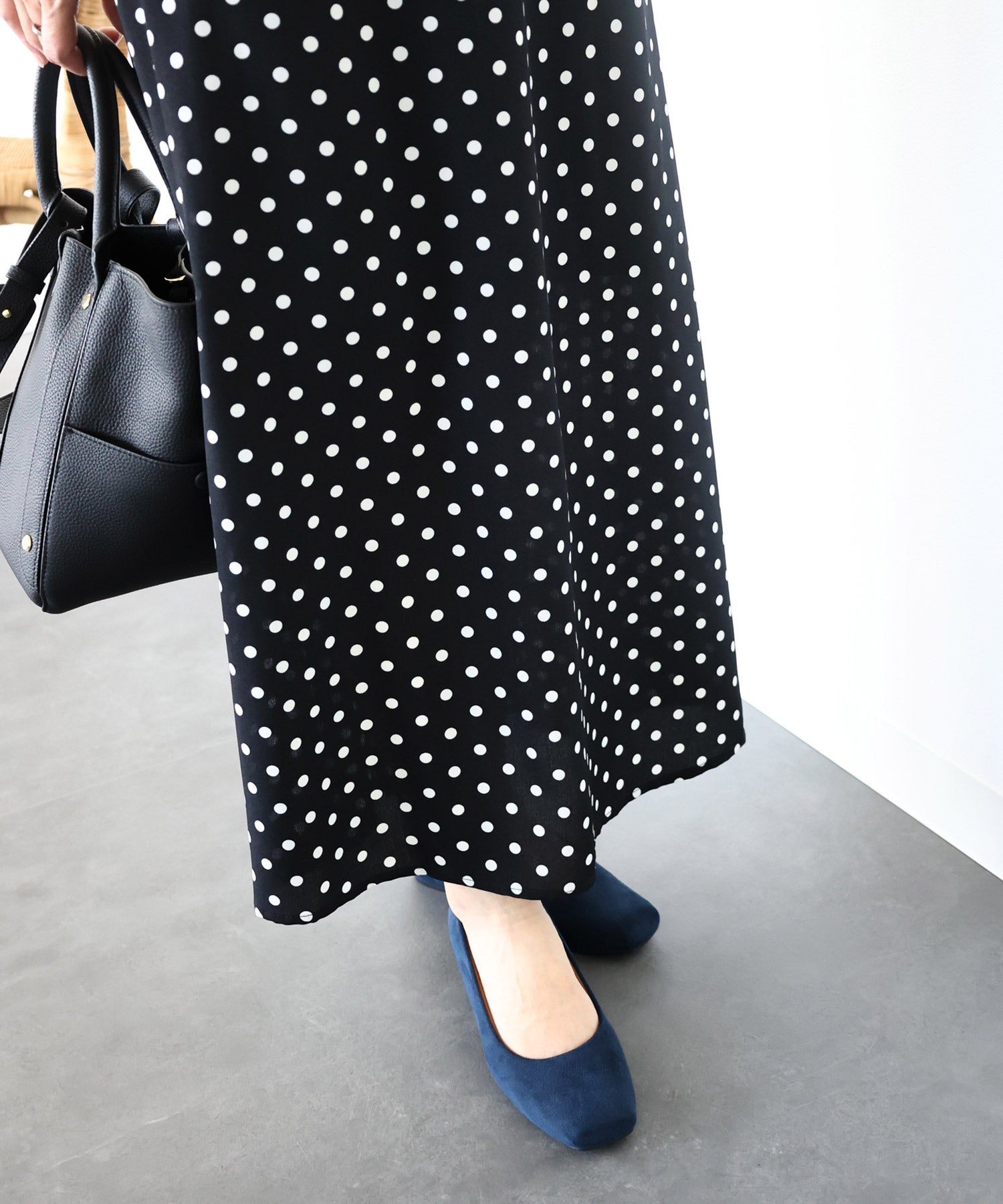 スクエアトゥミドルヒールパンプス