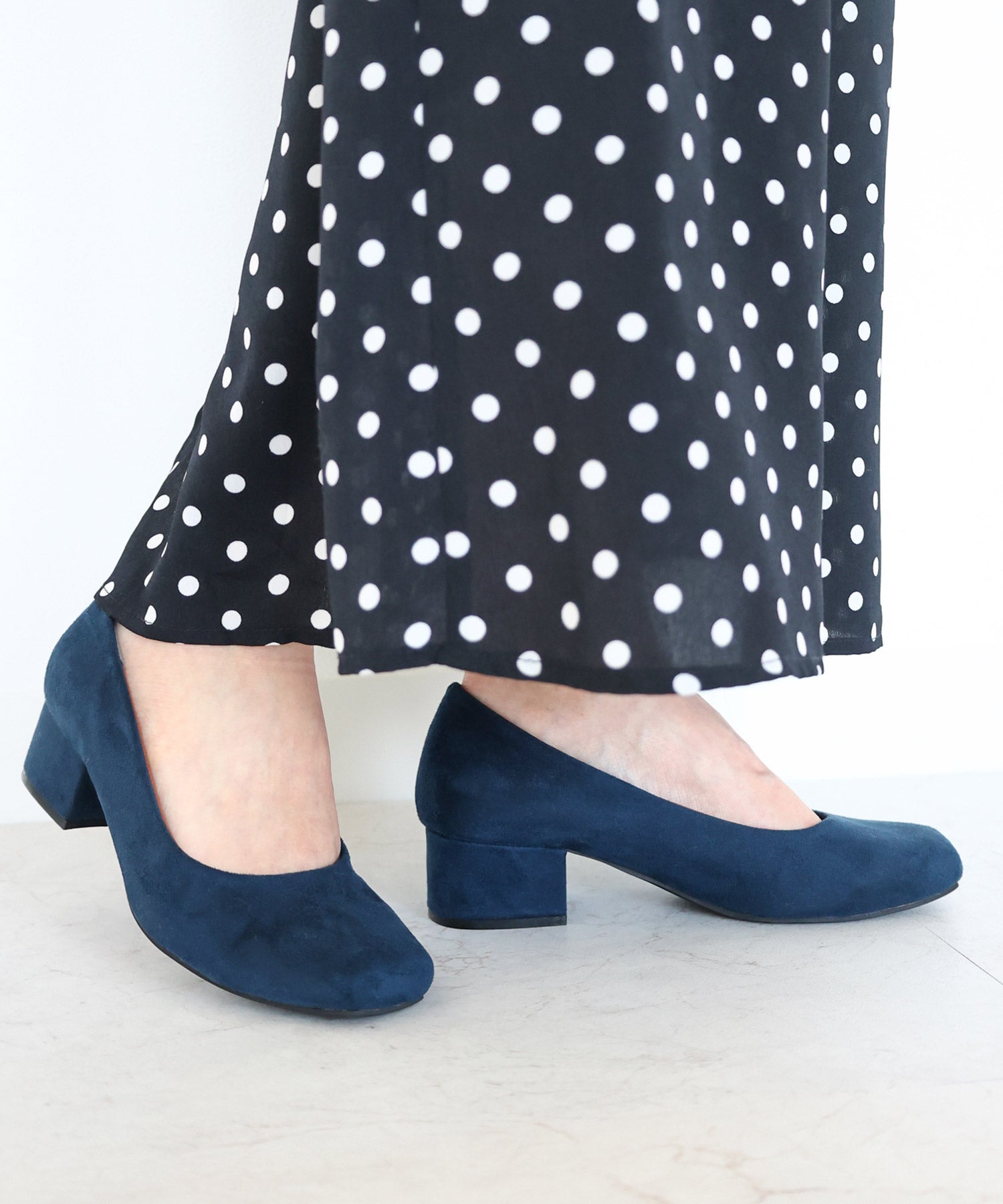 スクエアトゥミドルヒールパンプス