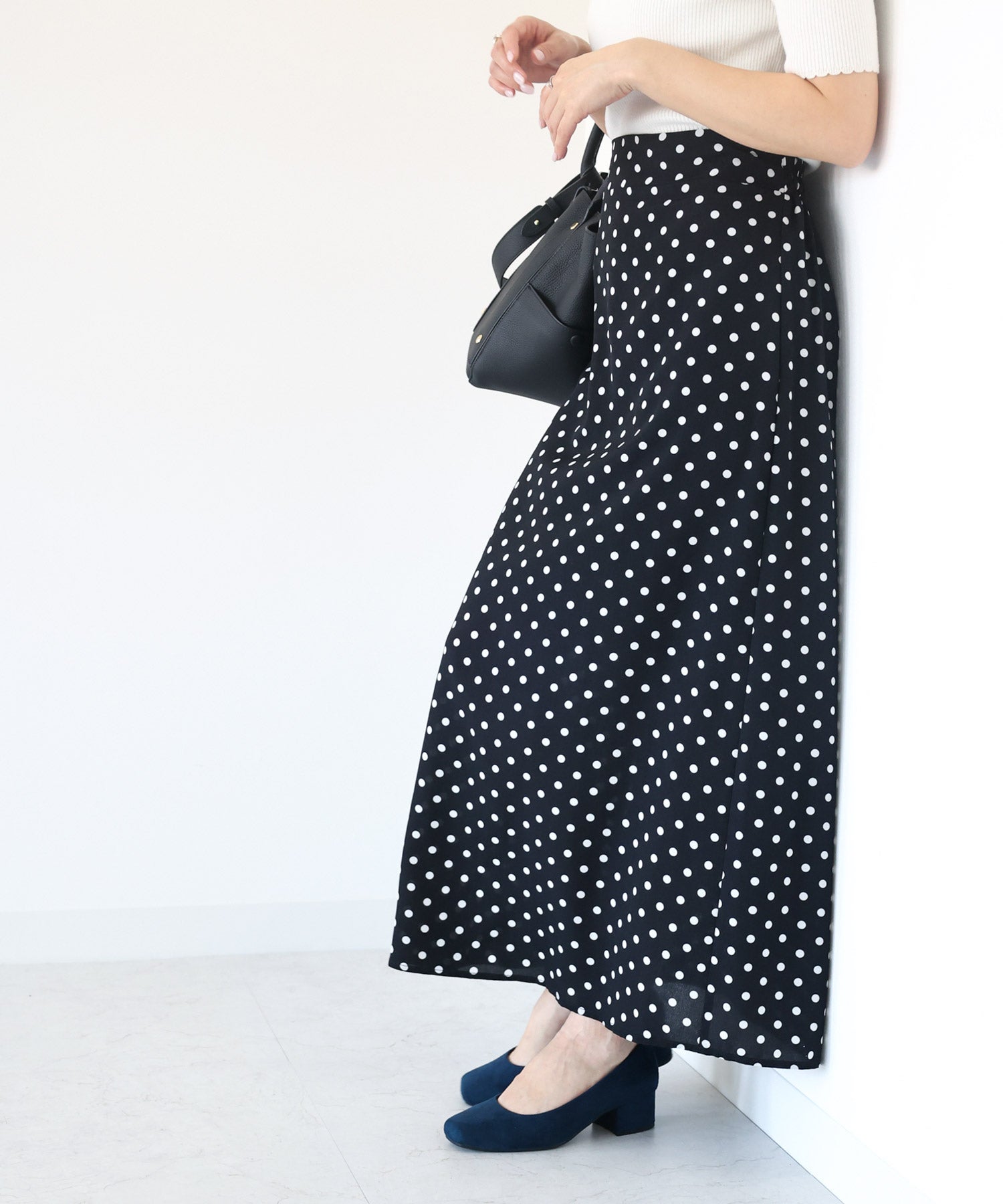 スクエアトゥミドルヒールパンプス