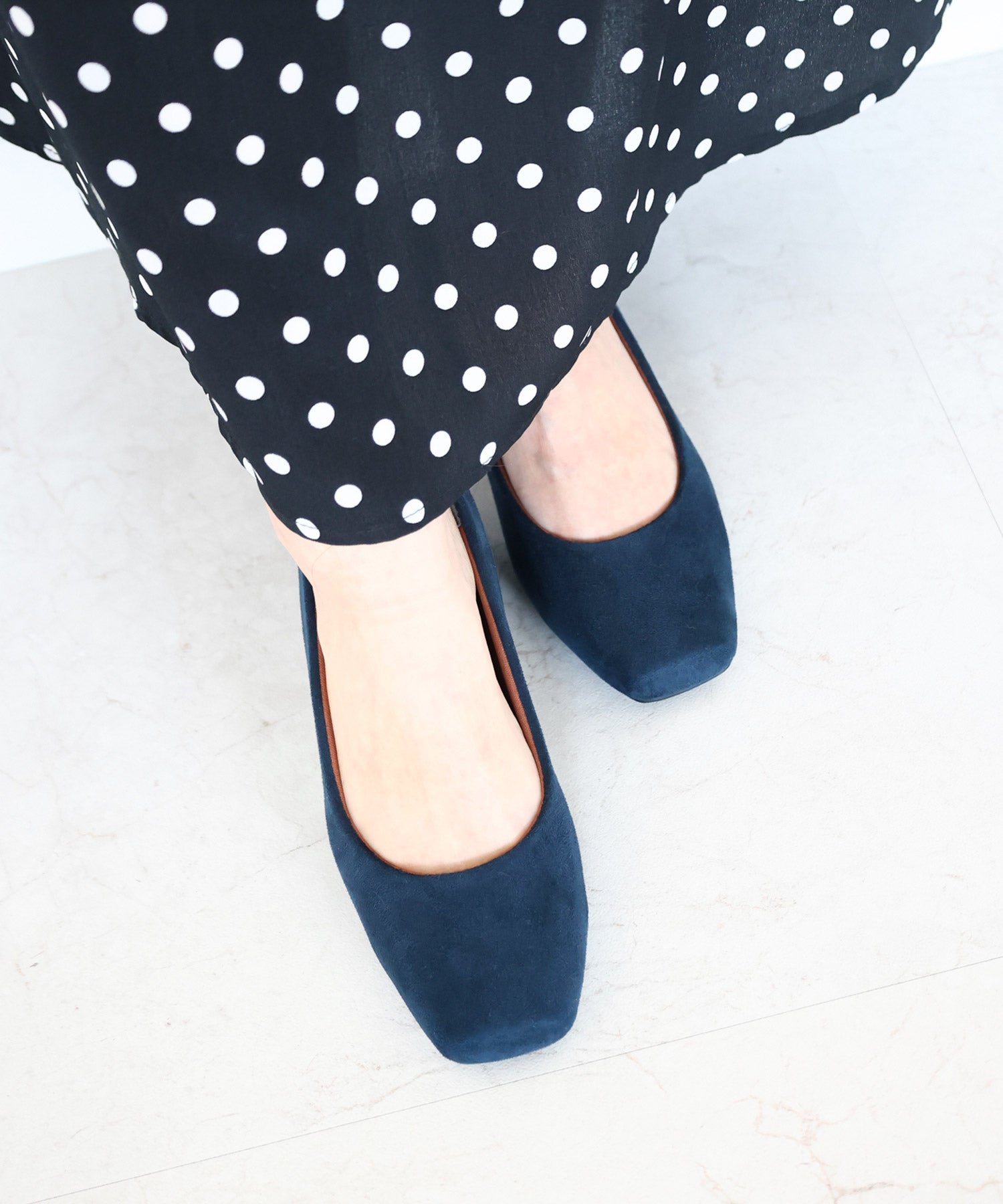 スクエアトゥミドルヒールパンプス