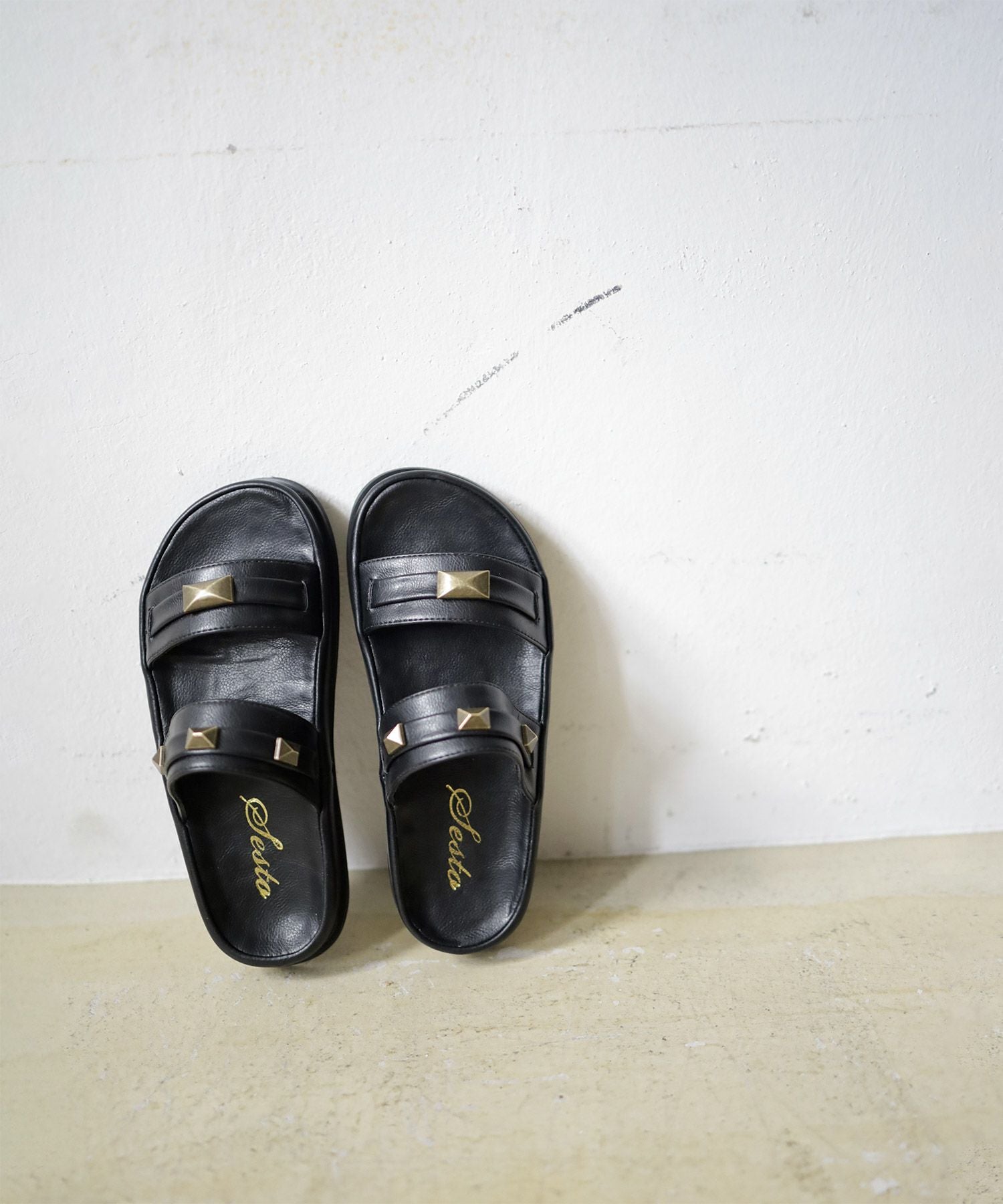 ピラミッドスタッズのフットベッドサンダル▲返品交換不可