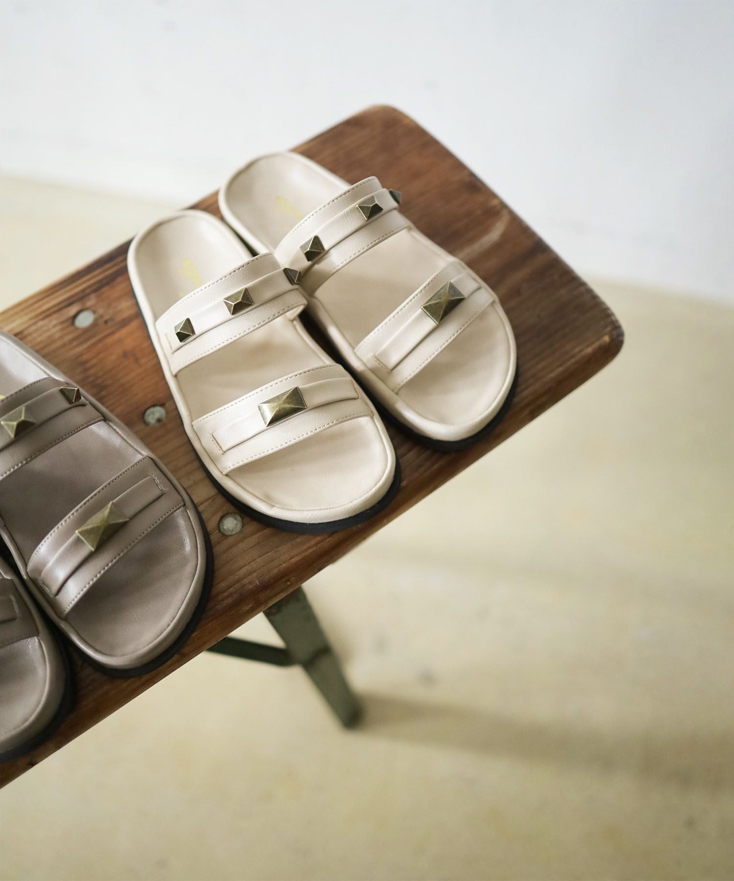 ピラミッドスタッズのフットベッドサンダル▲返品交換不可