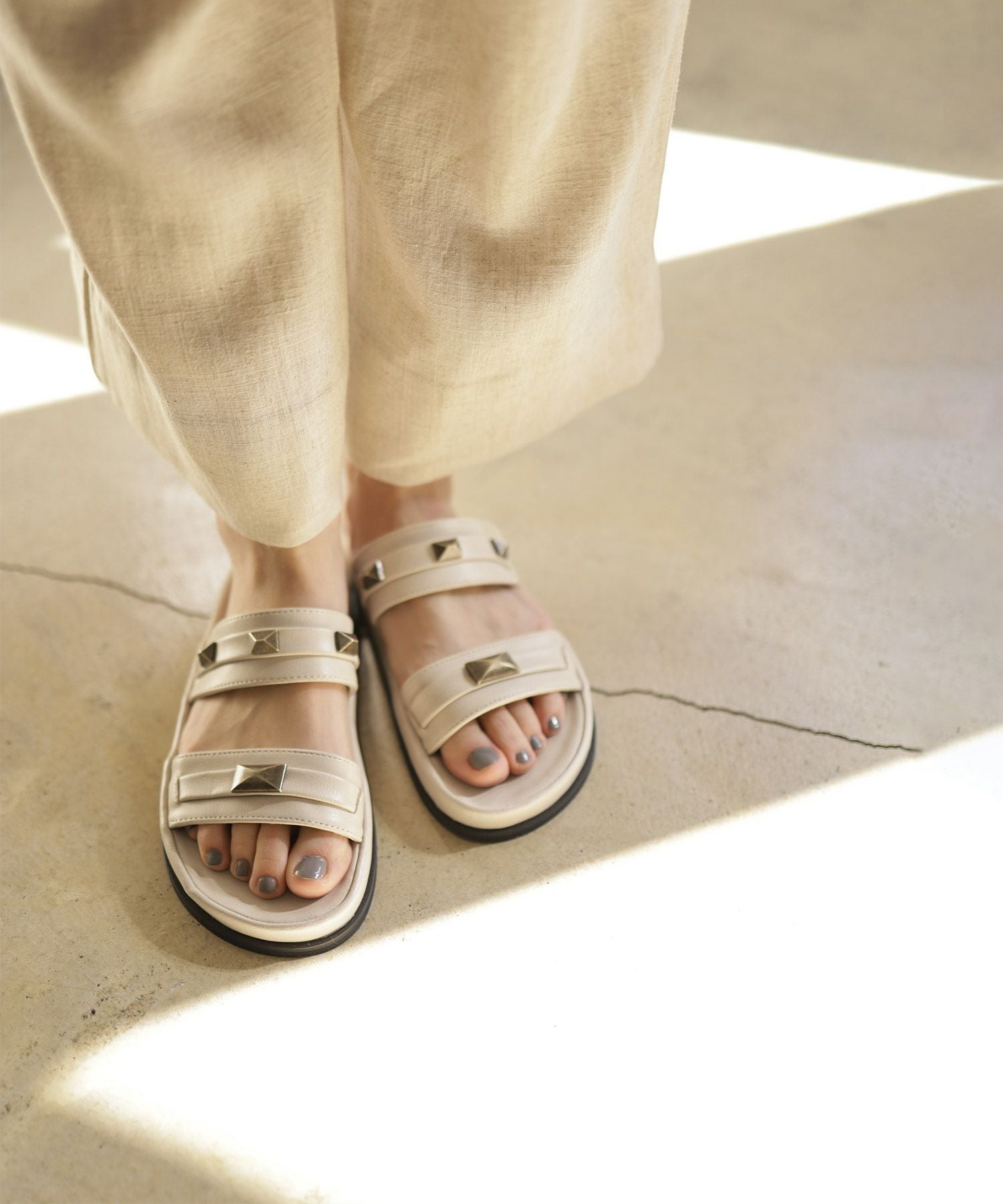 ピラミッドスタッズのフットベッドサンダル▲返品交換不可