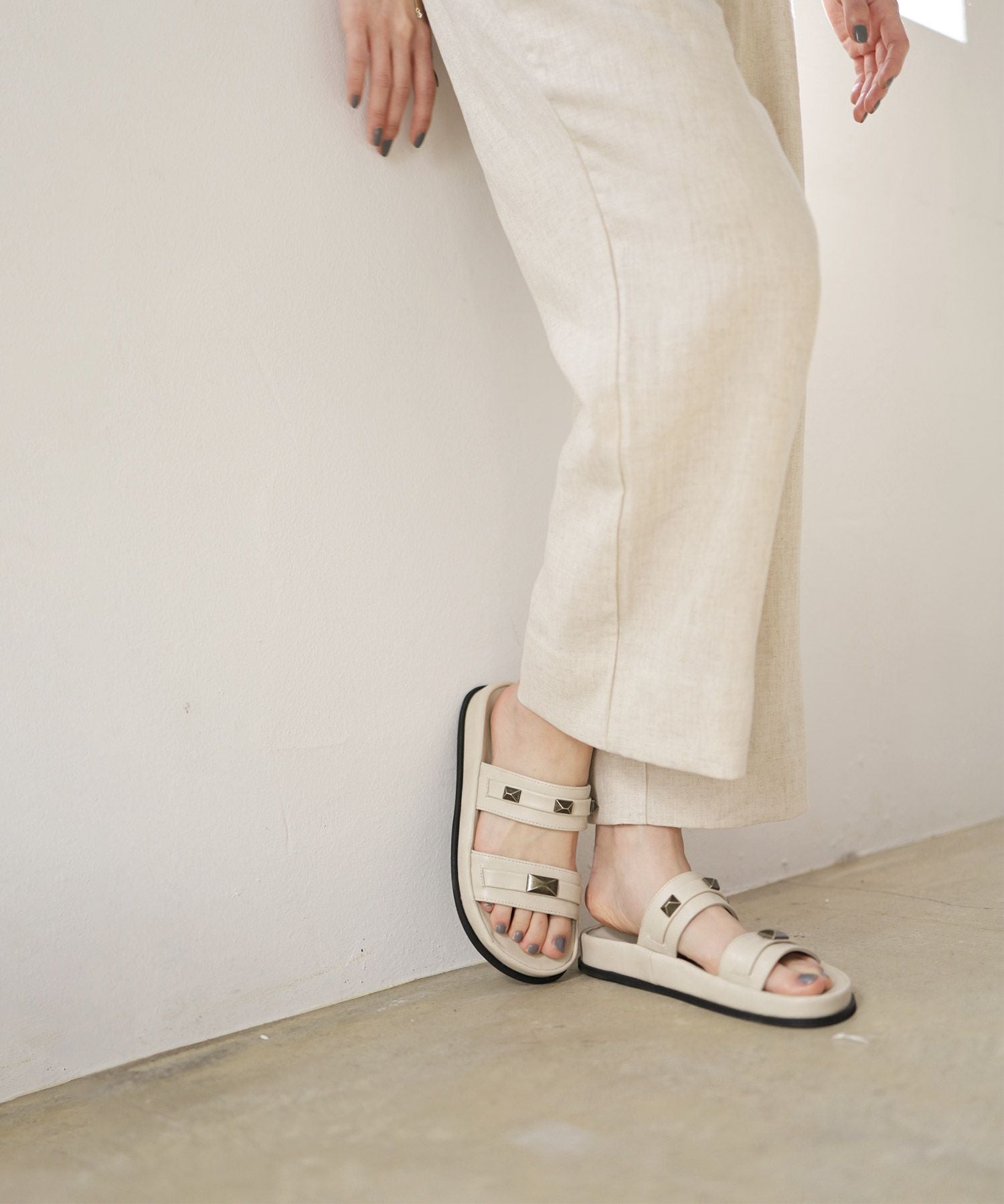 ピラミッドスタッズのフットベッドサンダル▲返品交換不可