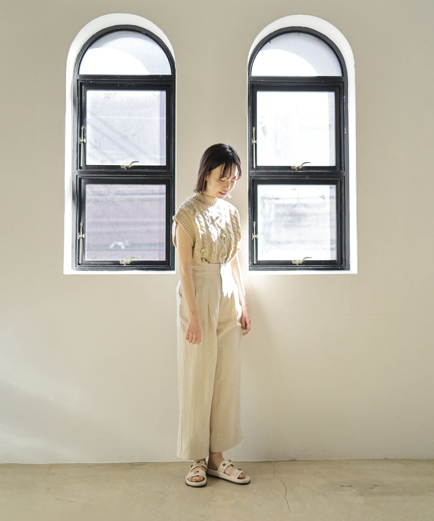 ピラミッドスタッズのフットベッドサンダル▲返品交換不可