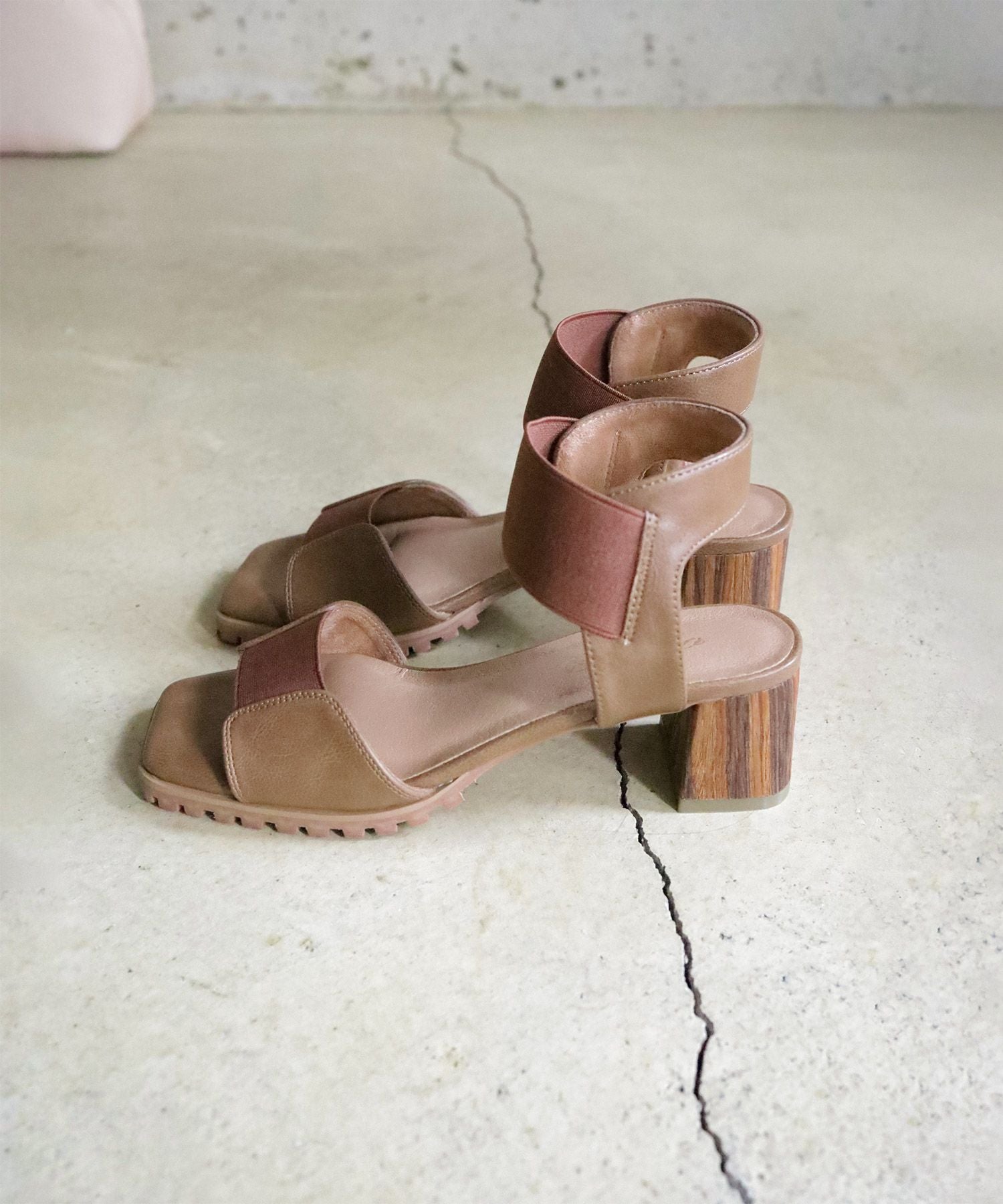 自分の足にフィットする！ゴムフィットチャンキーヒールサンダル 一部4