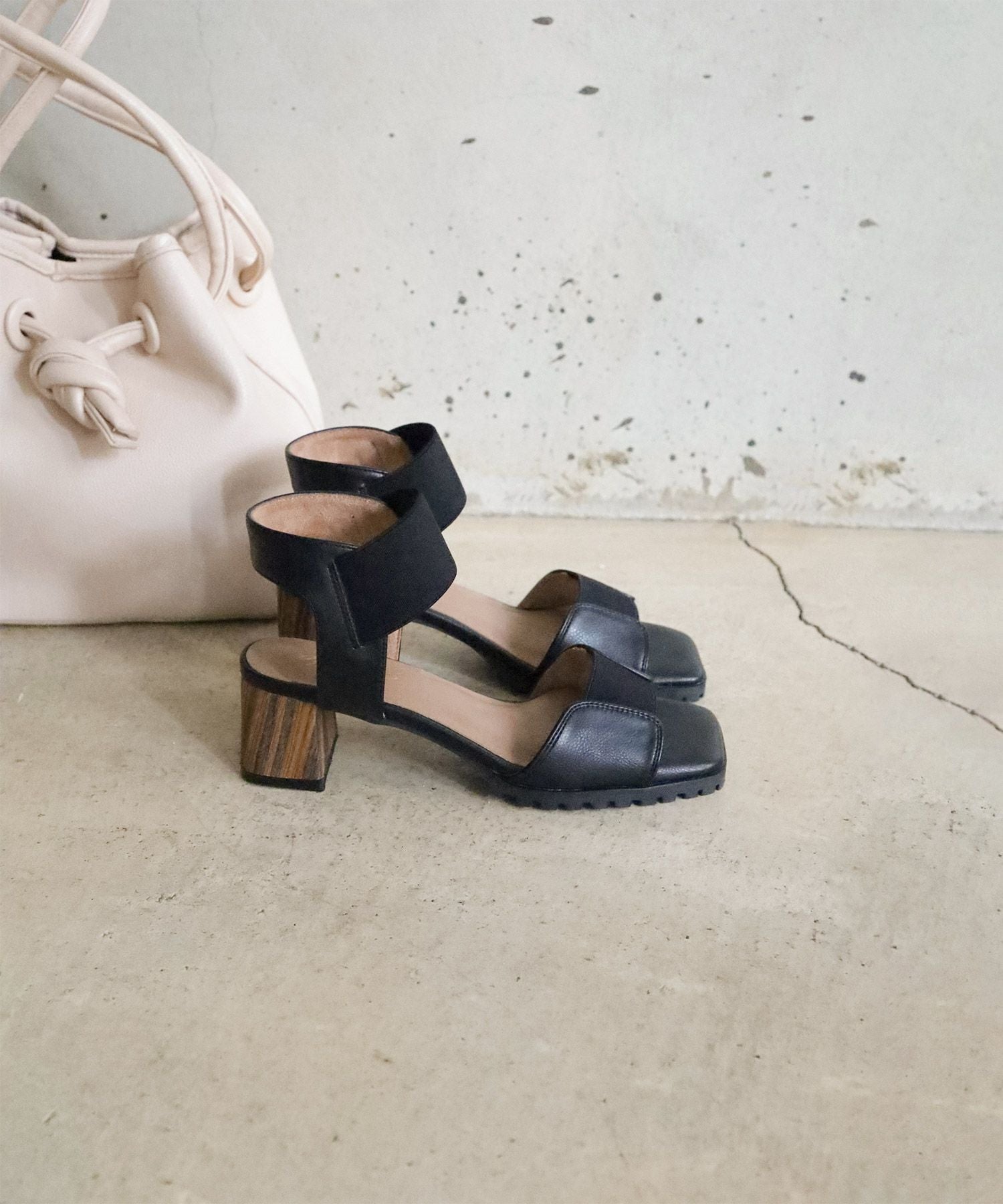 自分の足にフィットする!ゴムフィットチャンキーヒールサンダル 一部4月上旬入荷予定