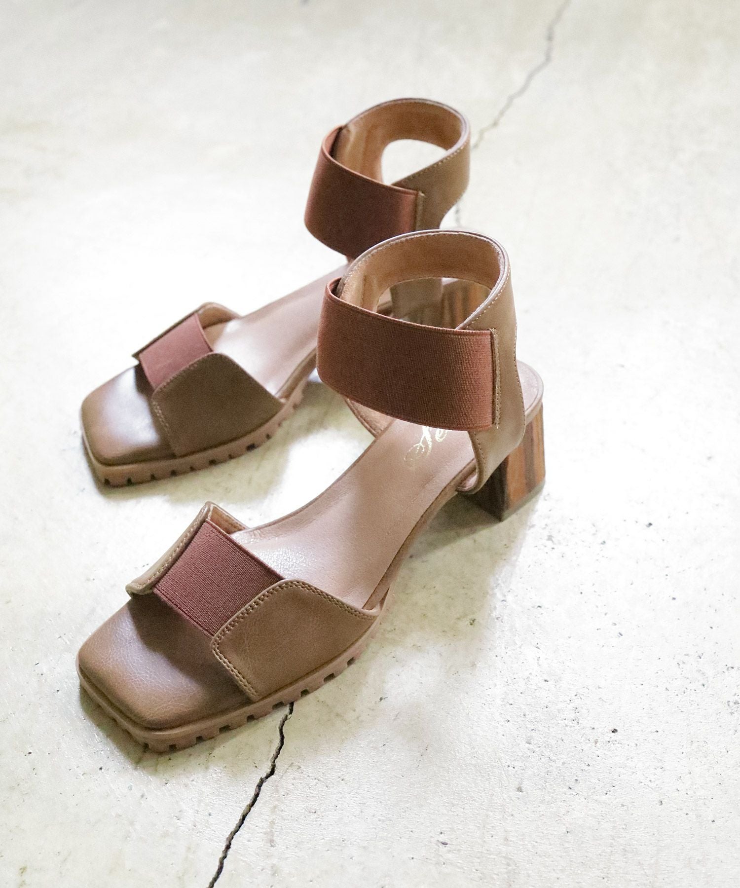 自分の足にフィットする!ゴムフィットチャンキーヒールサンダル 一部4月上旬入荷予定