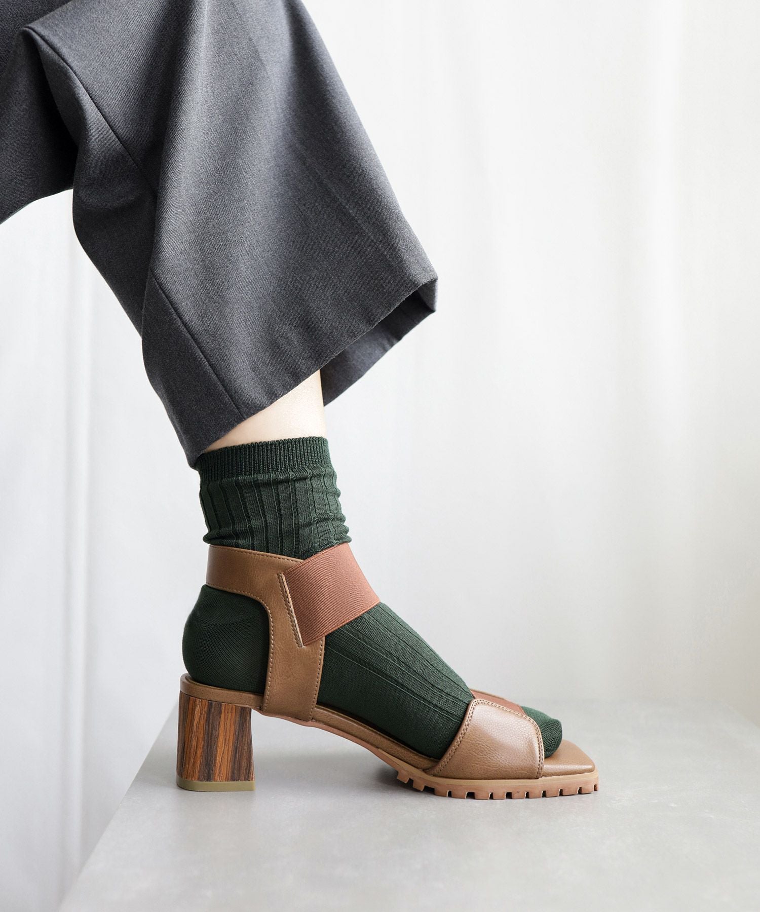 自分の足にフィットする！ゴムフィットチャンキーヒールサンダル 一部4