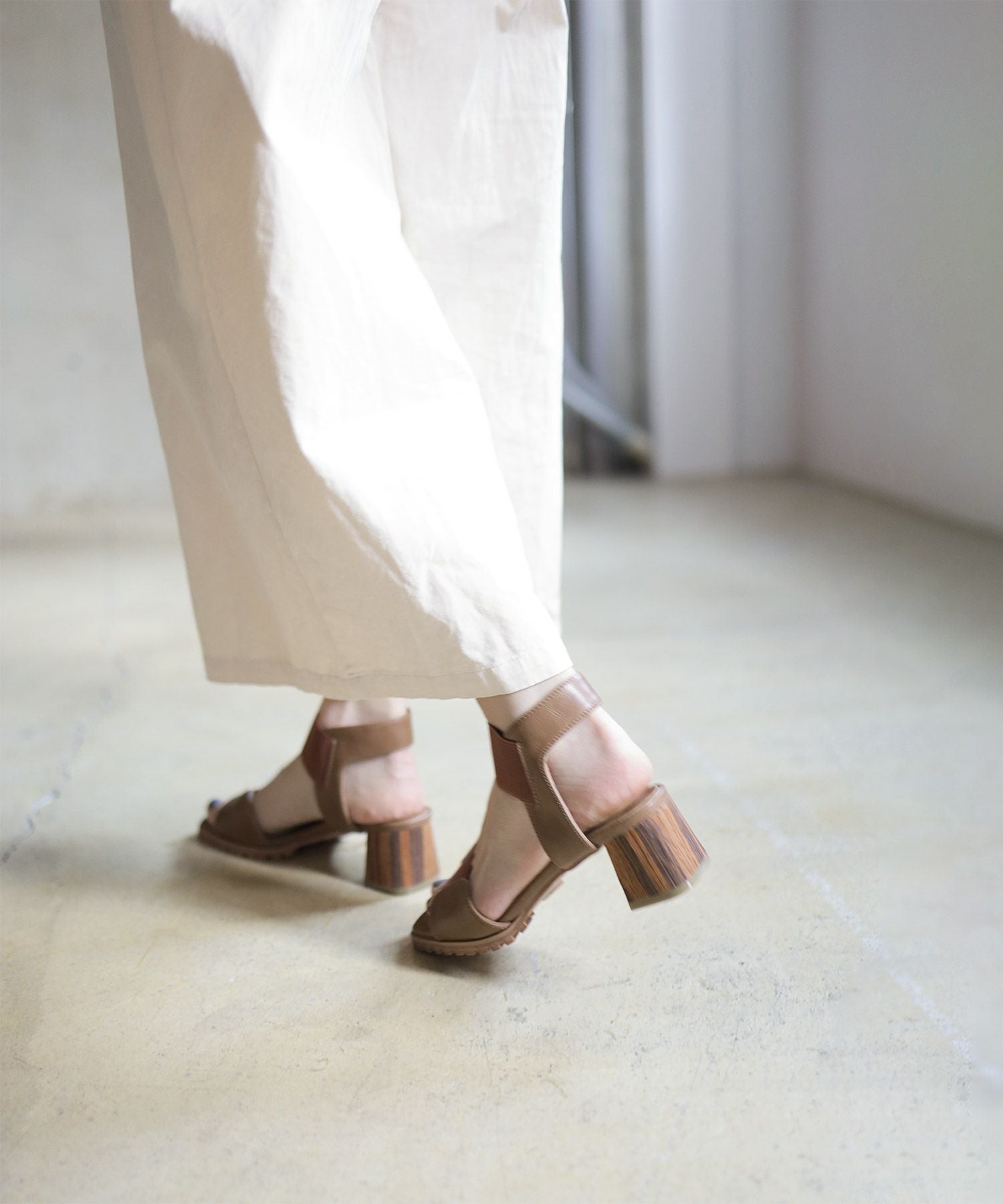 自分の足にフィットする!ゴムフィットチャンキーヒールサンダル 一部4月上旬入荷予定