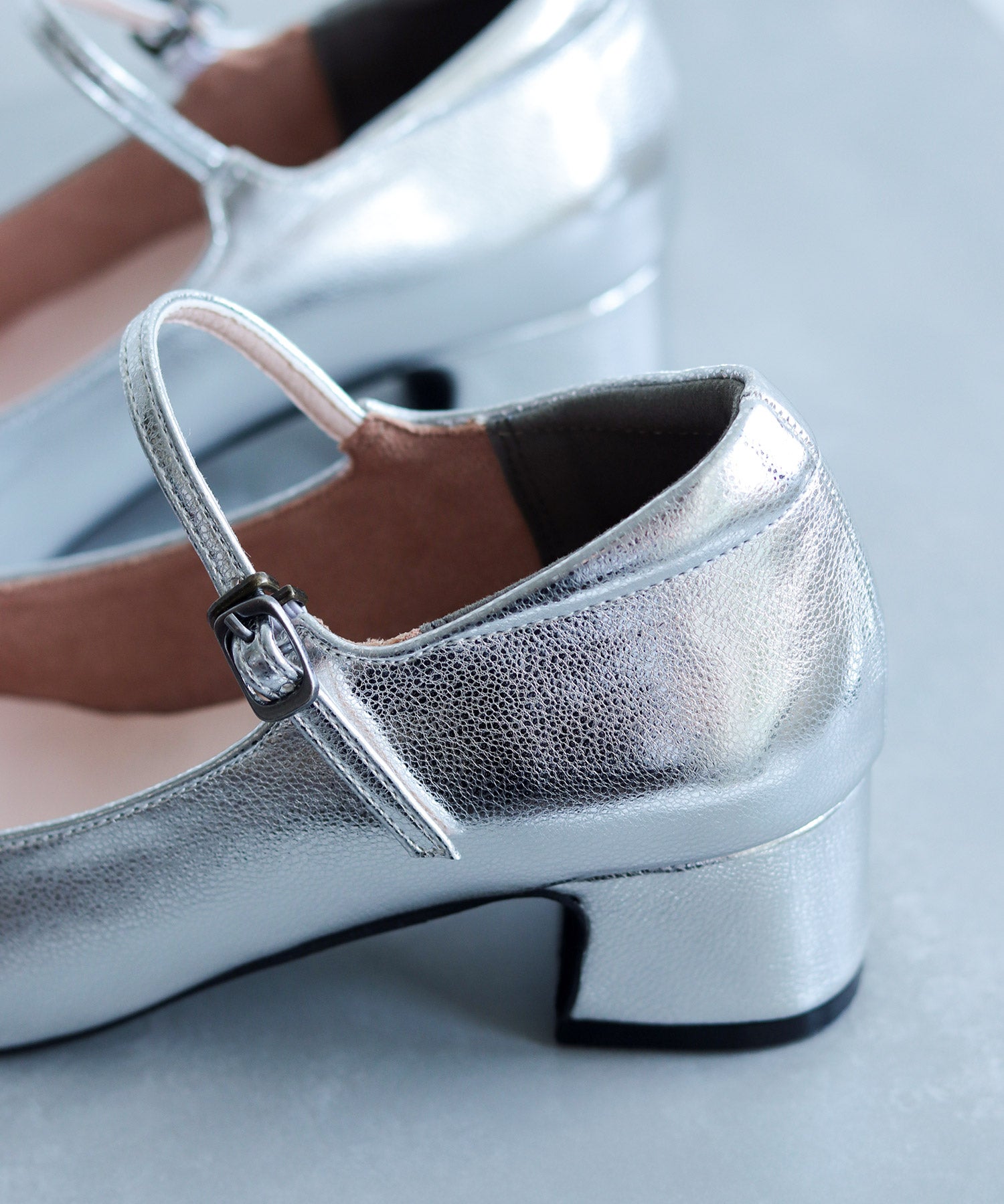 スクエアトゥメリージェーンストラップパンプス