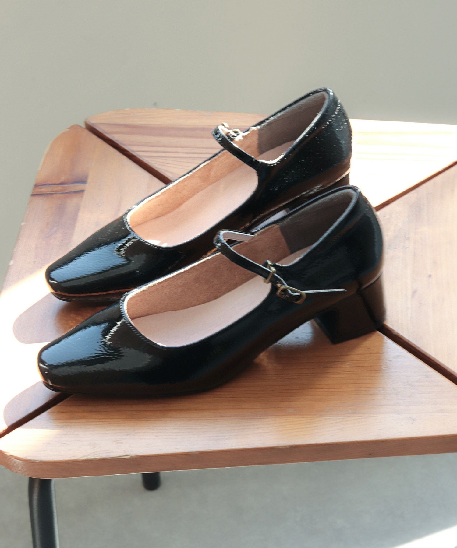 スクエアトゥメリージェーンストラップパンプス