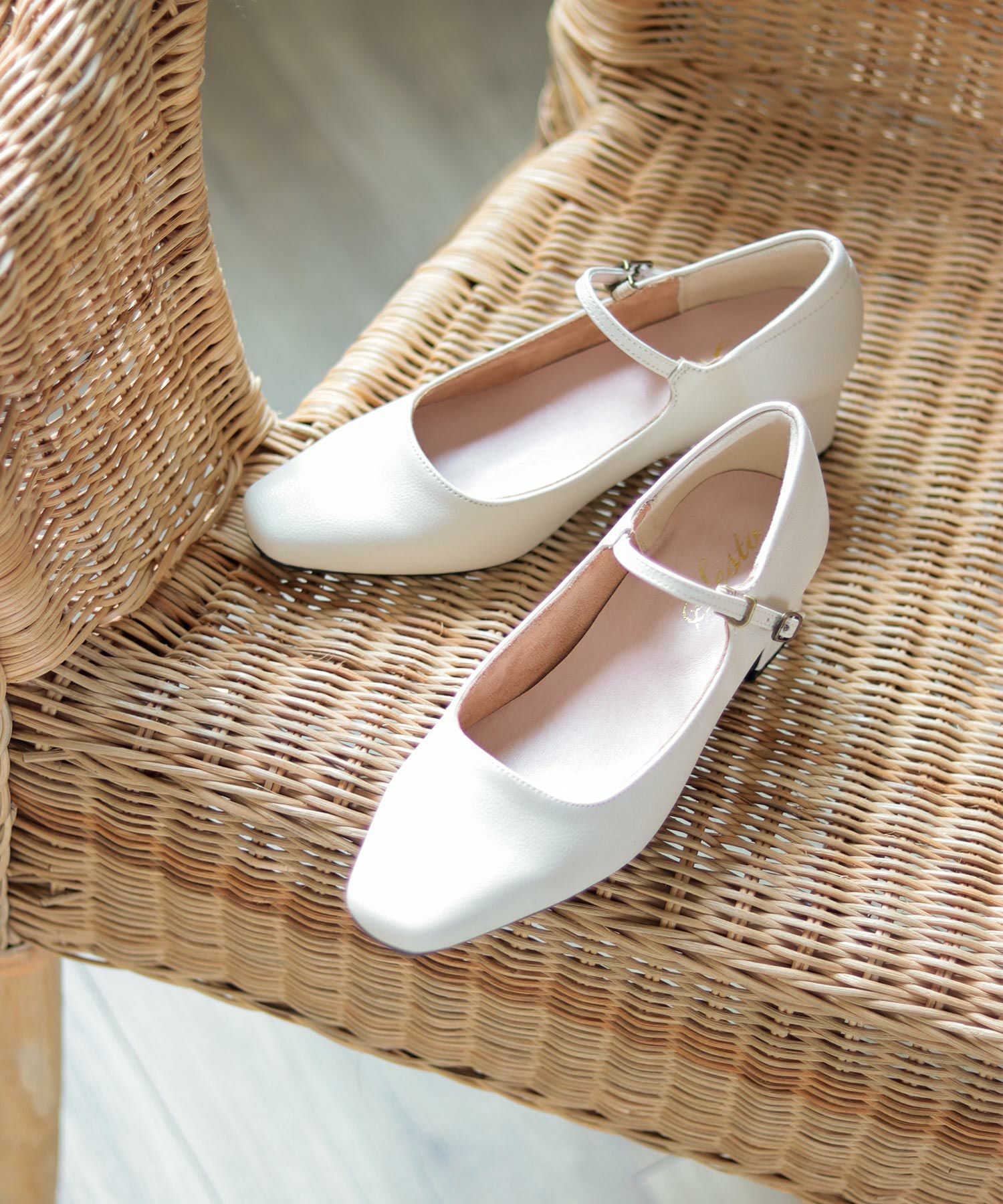 スクエアトゥメリージェーンストラップパンプス