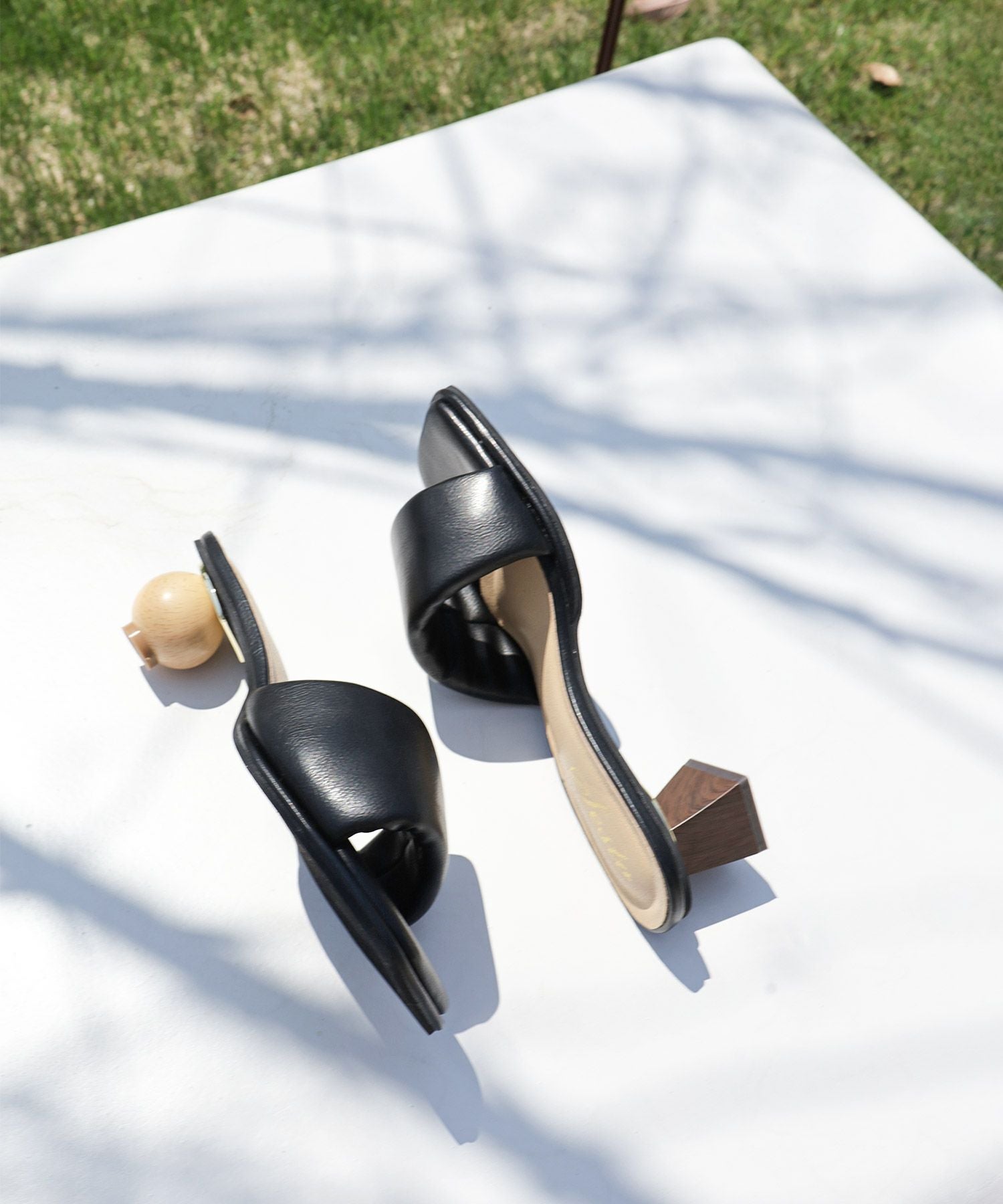 アシンメトリーウッドヒールのパデットミュールサンダル