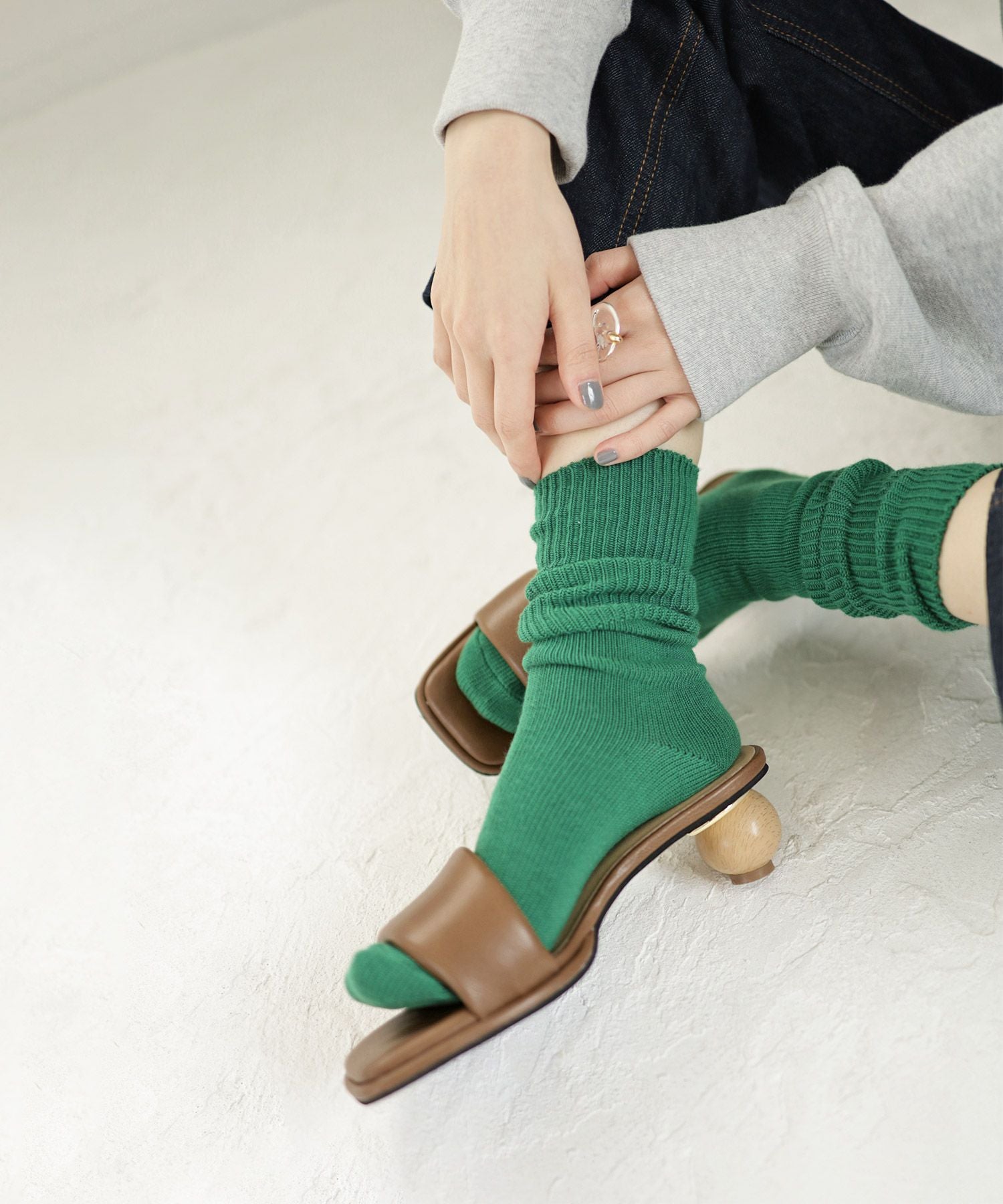 アシンメトリーウッドヒールのパデットミュールサンダル