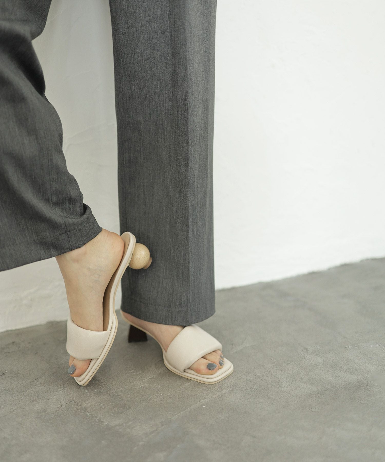 アシンメトリーウッドヒールのパデットミュールサンダル