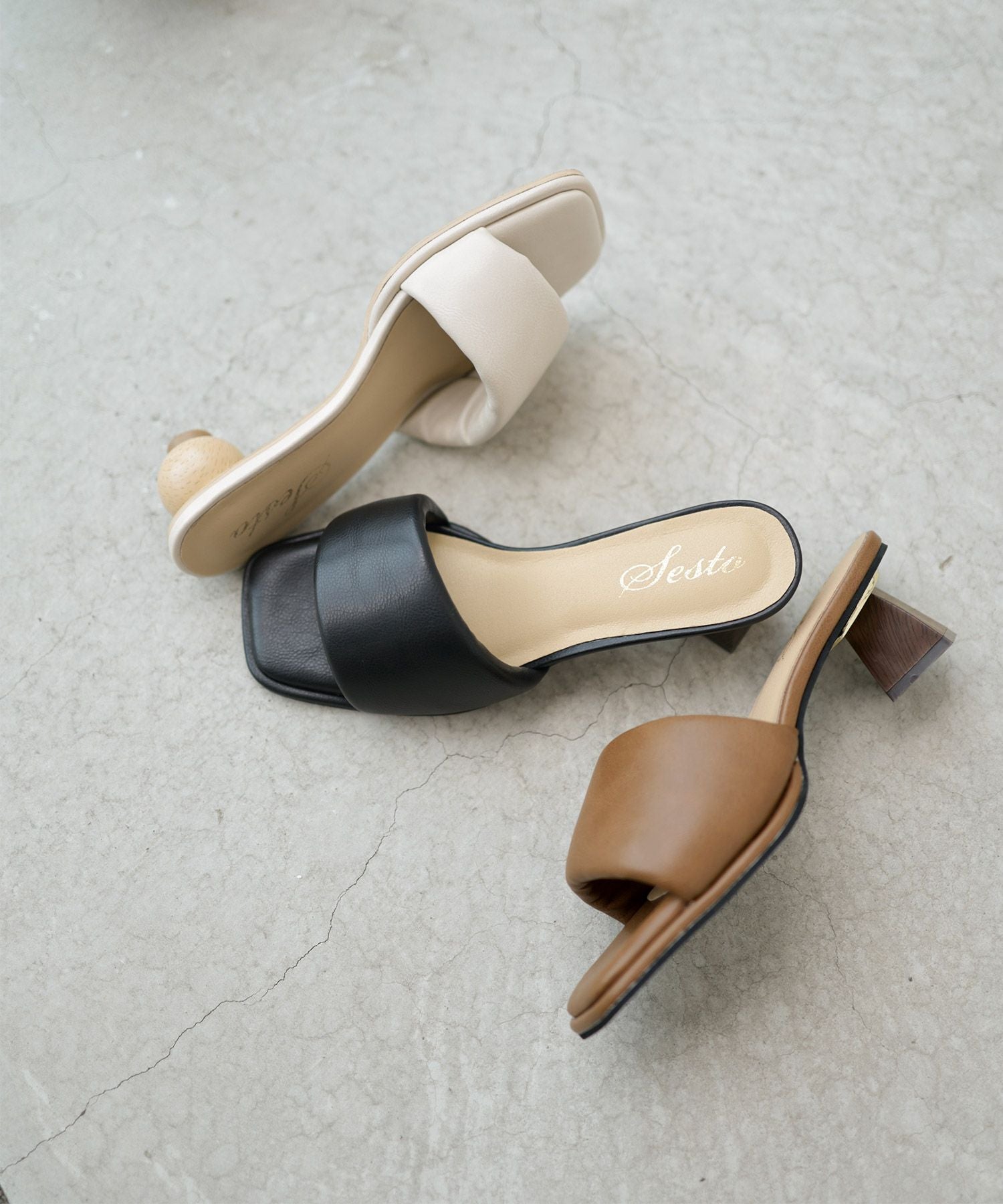 アシンメトリーウッドヒールのパデットミュールサンダル